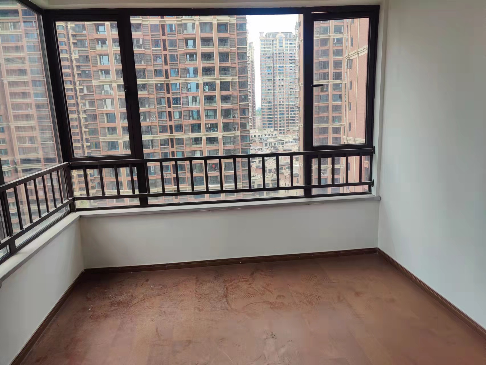 翡翠公园(北大资源) 4室2厅2卫 95.0万 翡翠公园(北大资源) 4室2厅2卫 95.0万客厅