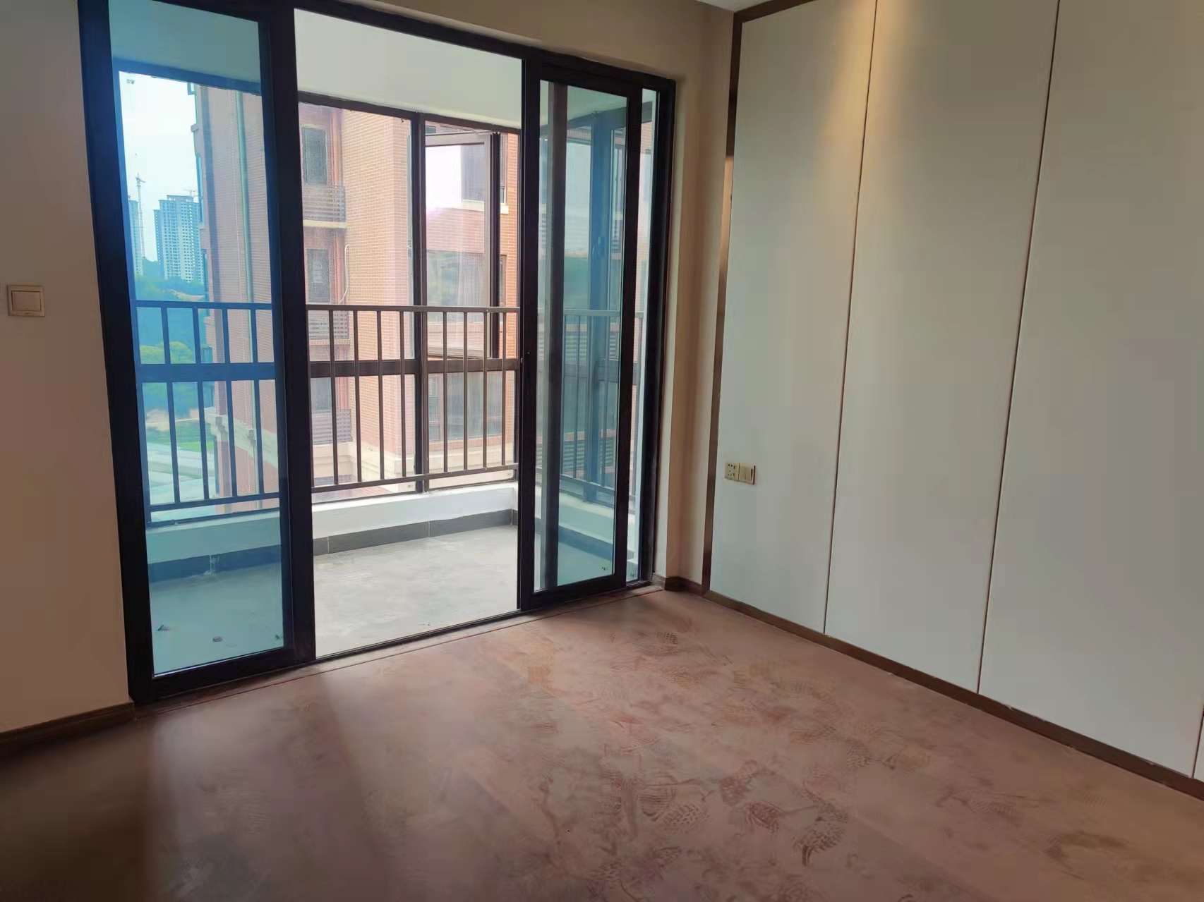 翡翠公园(北大资源) 4室2厅2卫 95.0万 翡翠公园(北大资源) 4室2厅2卫 95.0万客厅