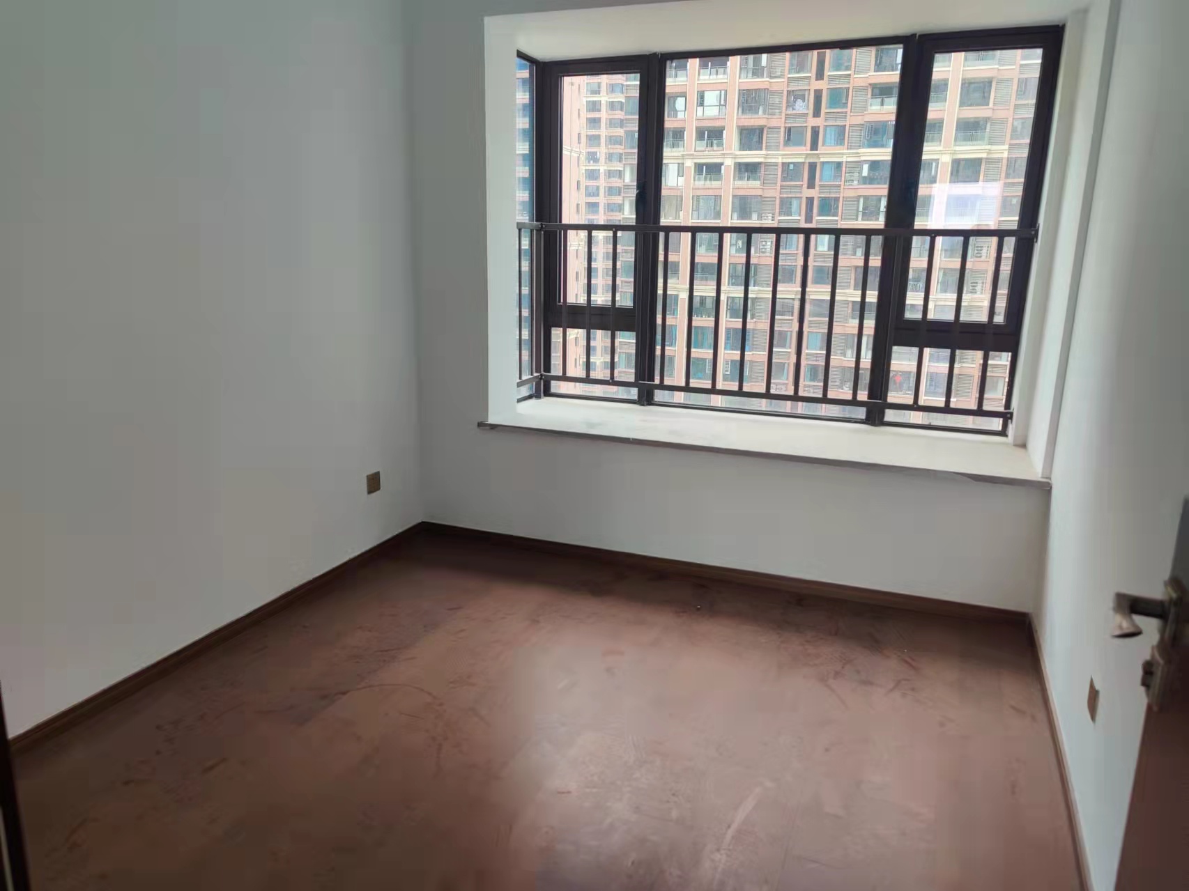 翡翠公园(北大资源) 4室2厅2卫 95.0万 翡翠公园(北大资源) 4室2厅2卫 95.0万客厅