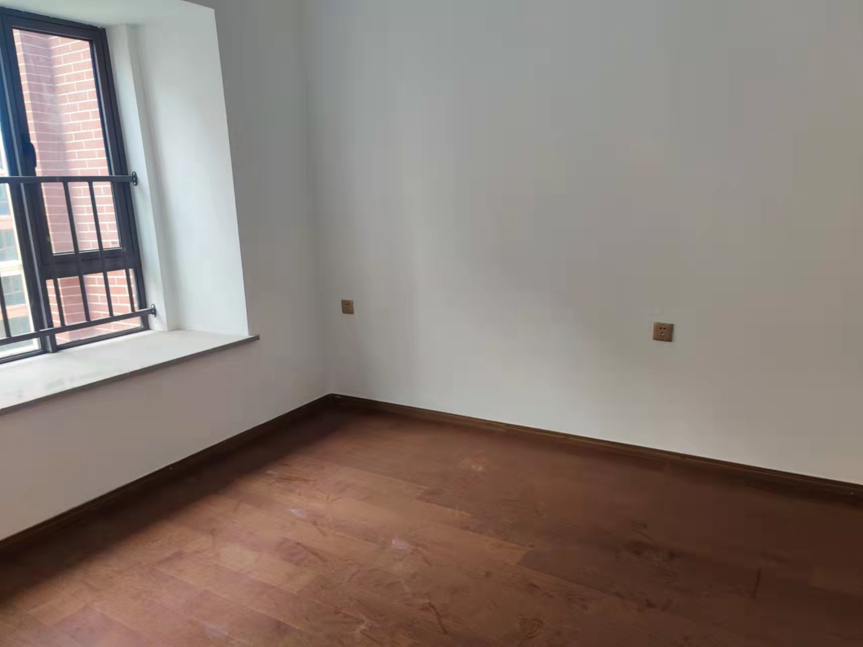 翡翠公园(北大资源) 4室2厅2卫 95.0万 翡翠公园(北大资源) 4室2厅2卫 95.0万客厅