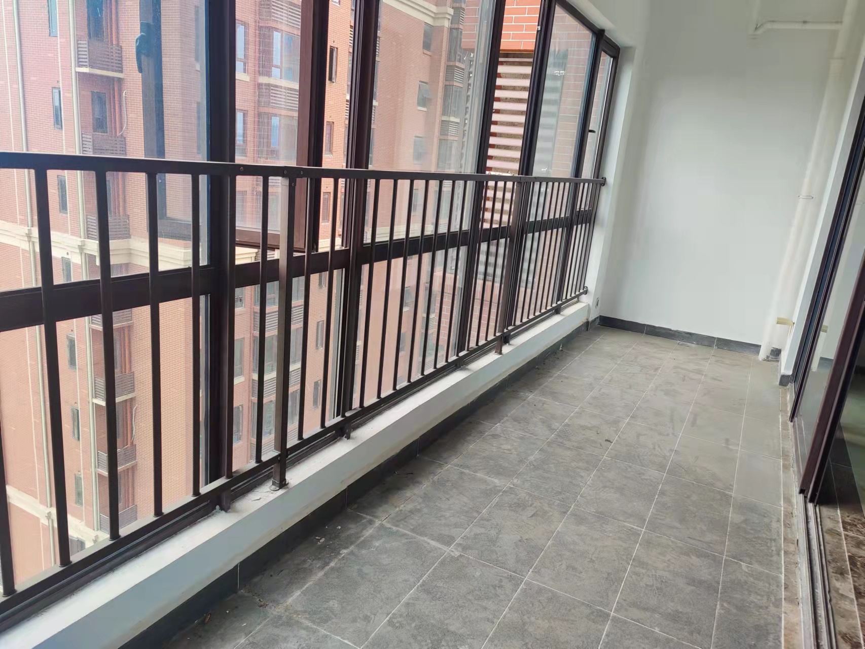 翡翠公园(北大资源) 4室2厅2卫 95.0万 翡翠公园(北大资源) 4室2厅2卫 95.0万客厅