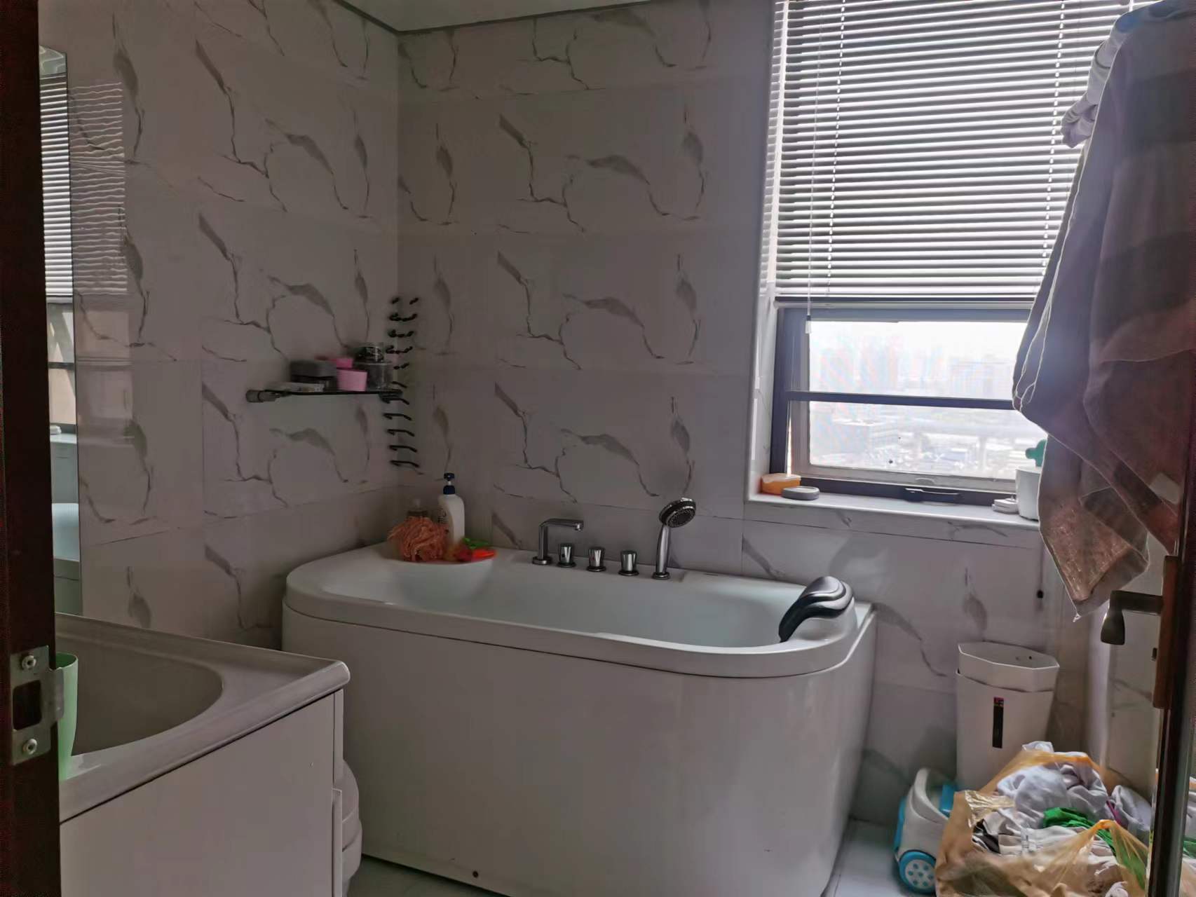 水岸花城(翠堤湾) 3室2厅1卫 68.0万 水岸花城(翠堤湾) 3室2厅1卫 68.0万客厅