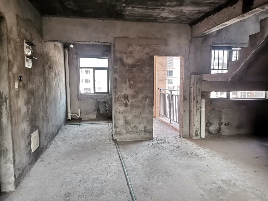 磐龙生态社区 5室2厅2卫 100.0万 磐龙生态社区 5室2厅2卫 100.0万客厅