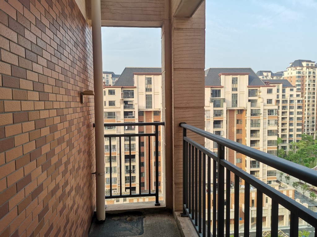 磐龙生态社区 5室2厅2卫 100.0万 磐龙生态社区 5室2厅2卫 100.0万客厅