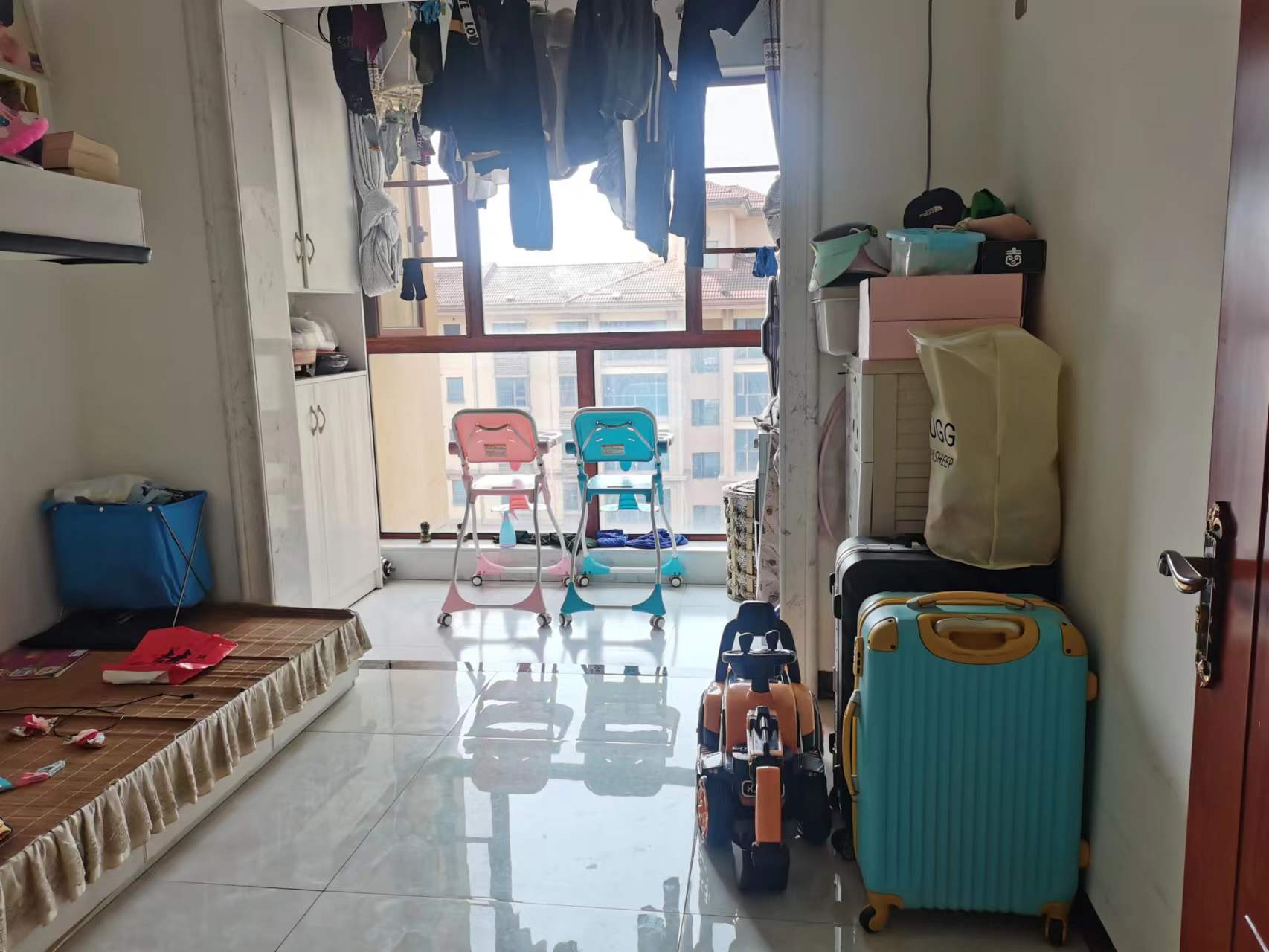 水岸花城(翠堤湾) 3室2厅1卫 68.0万 水岸花城(翠堤湾) 3室2厅1卫 68.0万客厅