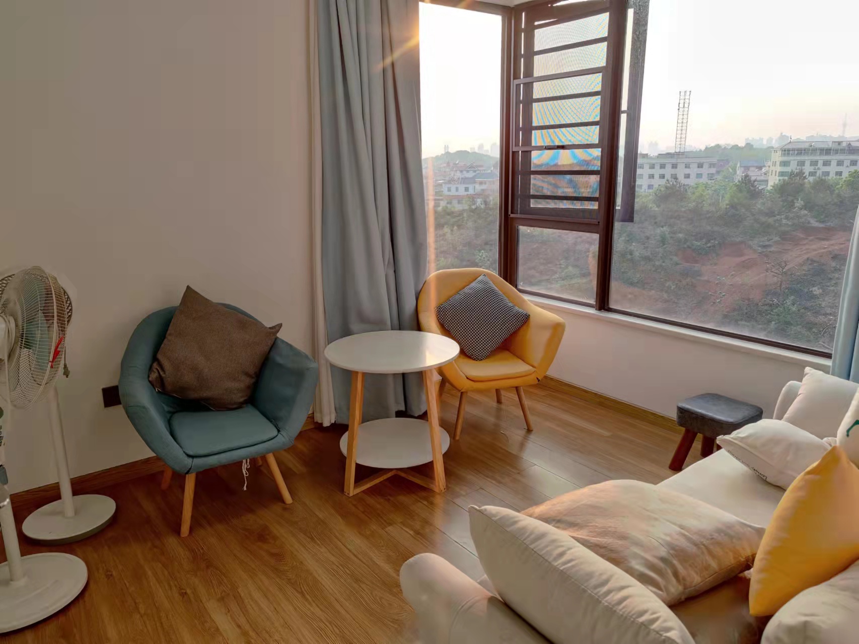 翡翠公园(北大资源) 4室2厅2卫 105.0万 翡翠公园(北大资源) 4室2厅2卫 105.0万客厅