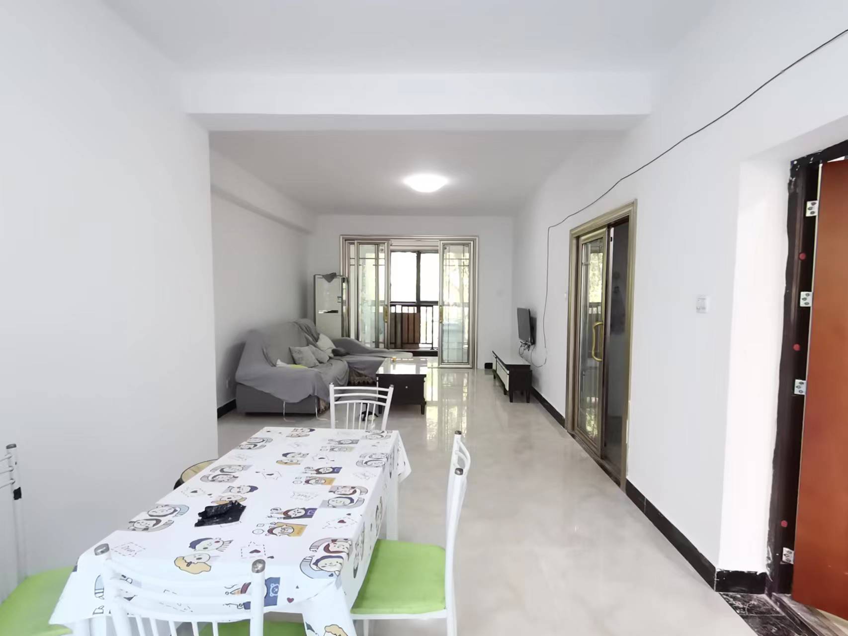 泰山公馆 2室1厅1卫 64.0万 泰山公馆 2室1厅1卫 64.0万客厅