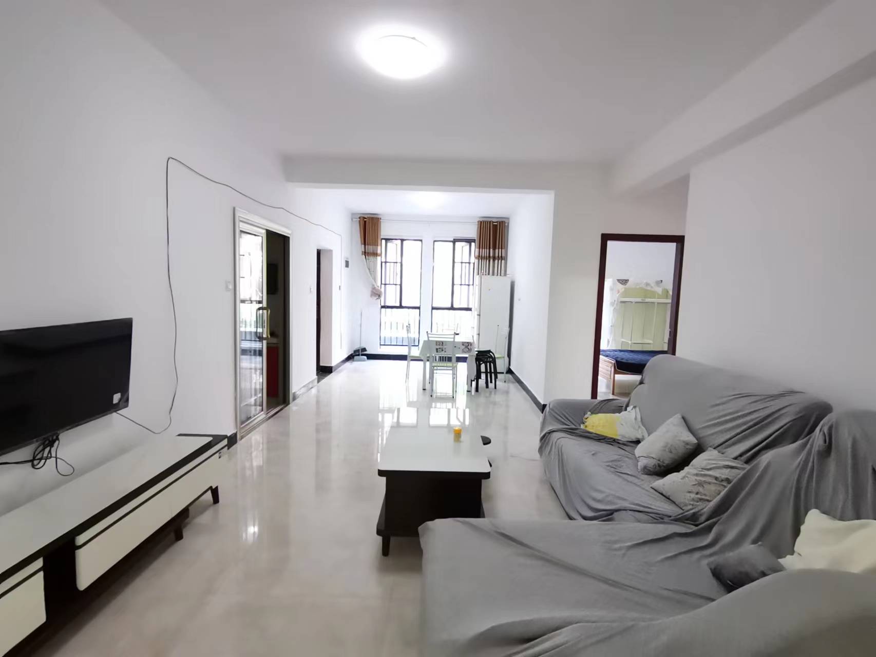 泰山公馆 2室1厅1卫 64.0万 泰山公馆 2室1厅1卫 64.0万客厅