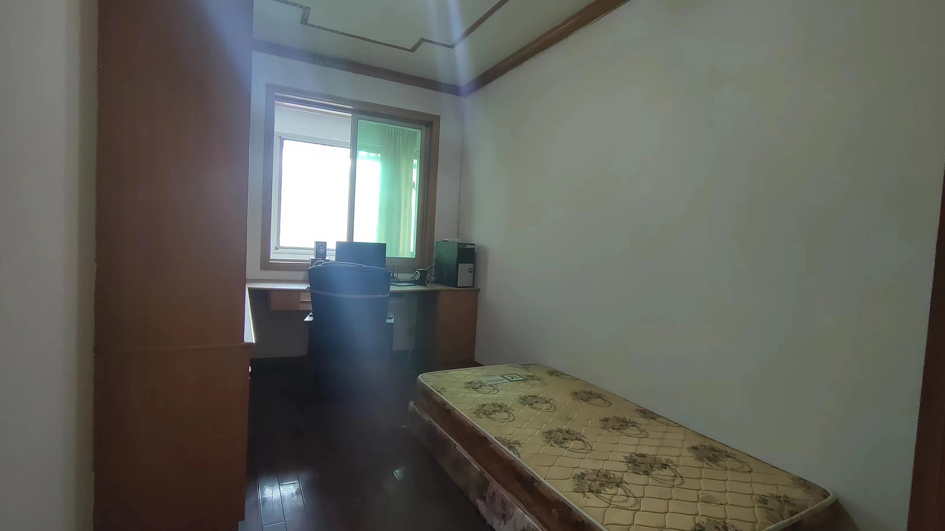 银苑小区  4室2厅2卫   49.80万客厅