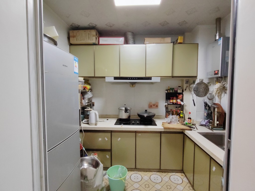 泰山公馆 2室2厅2卫 80.0万 泰山公馆 2室2厅2卫 80.0万客厅