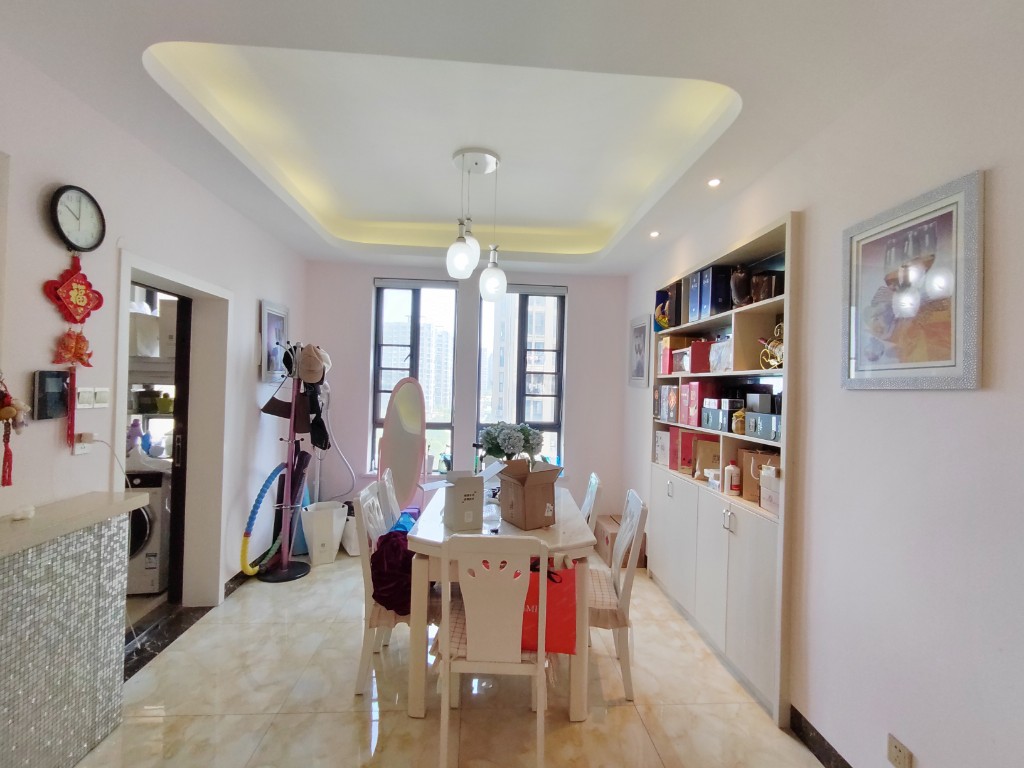 泰山公馆 2室2厅2卫 80.0万 泰山公馆 2室2厅2卫 80.0万客厅