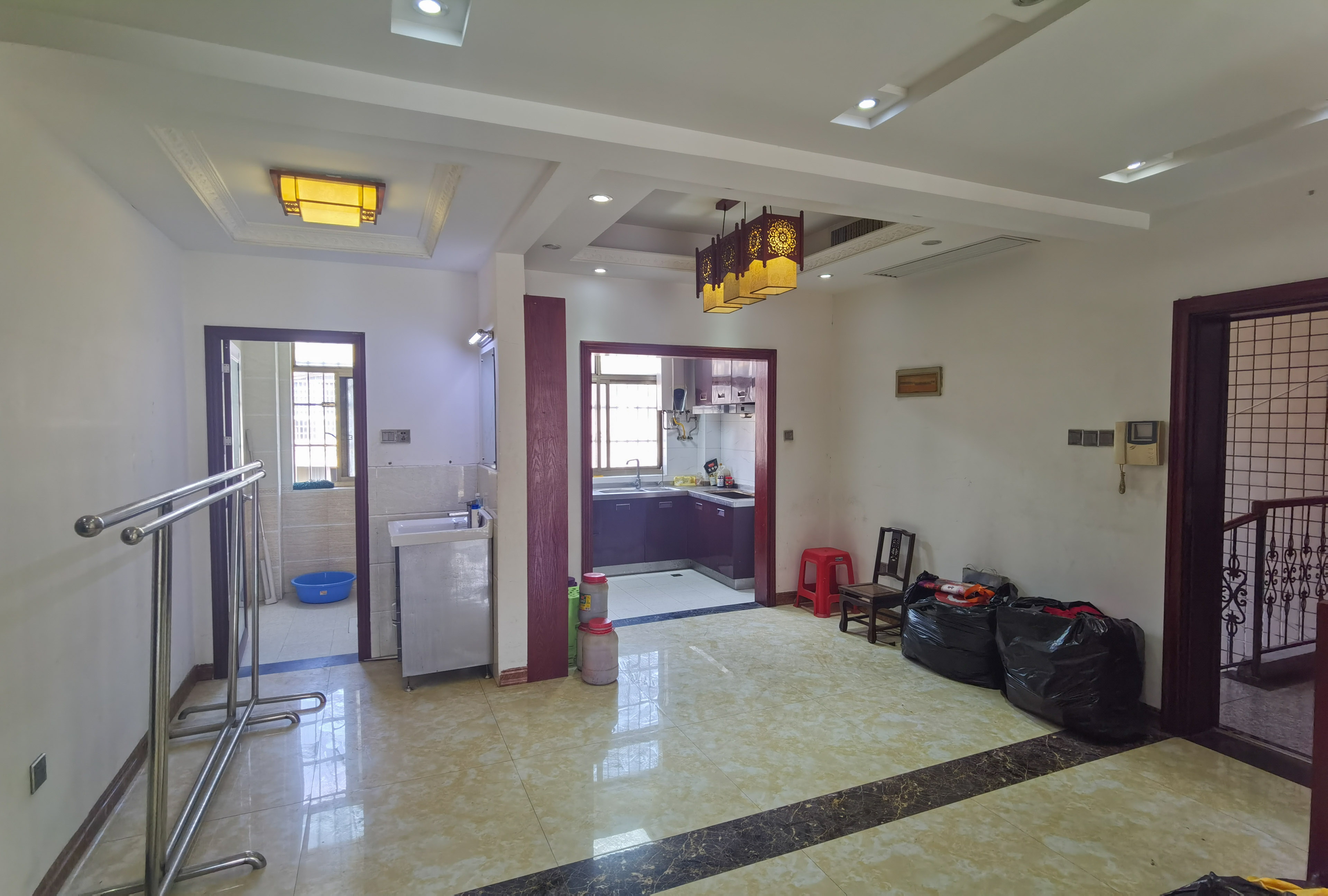 碧玉花园  6室2厅3卫    60.8万 碧玉花园  6室2厅3卫    60.8万客厅