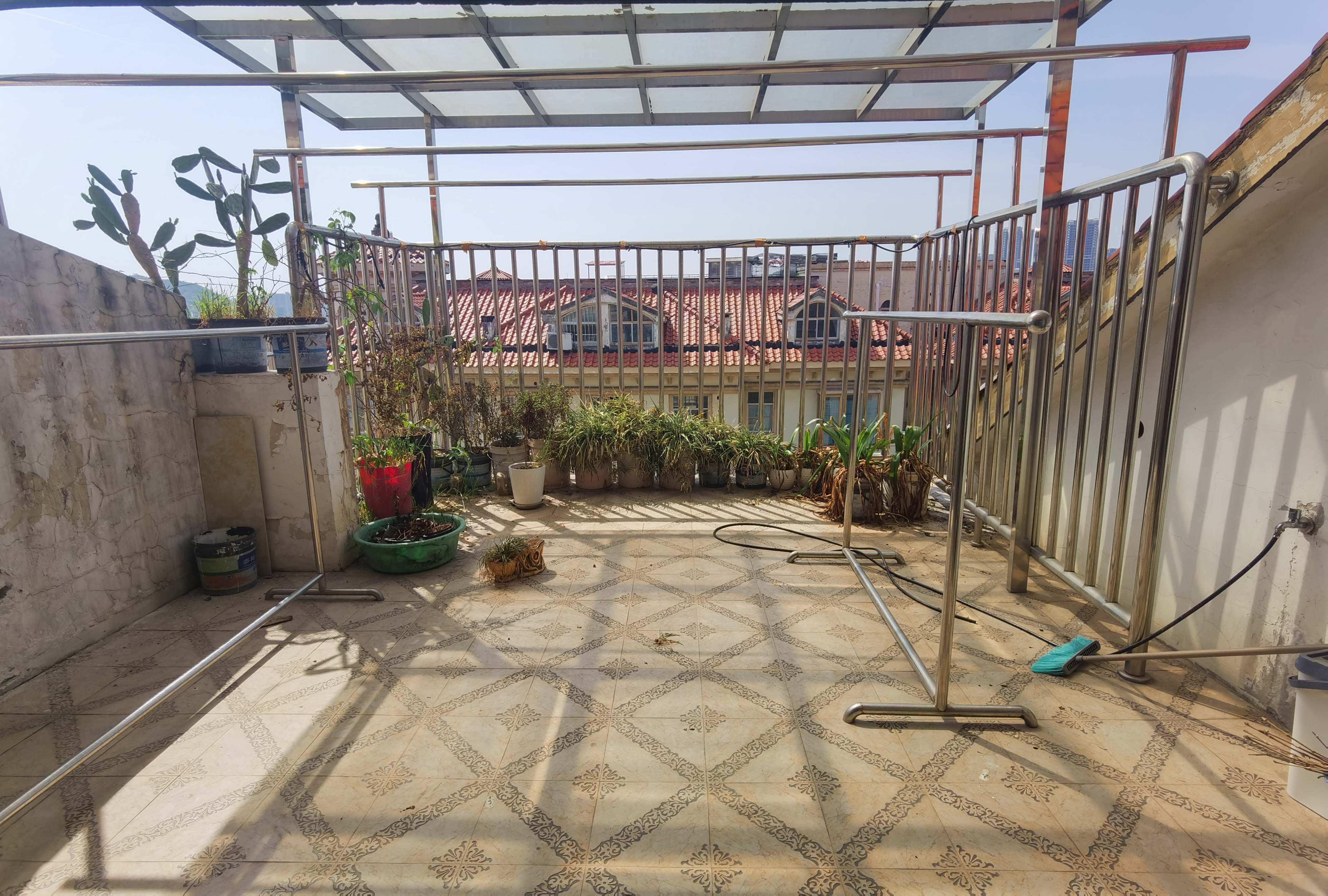 碧玉花园  6室2厅3卫    60.8万 碧玉花园  6室2厅3卫    60.8万客厅