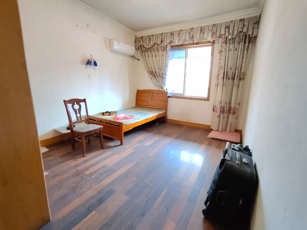 天鹅花园 3室2厅2卫 48.0万 天鹅花园 3室2厅2卫 48.0万客厅