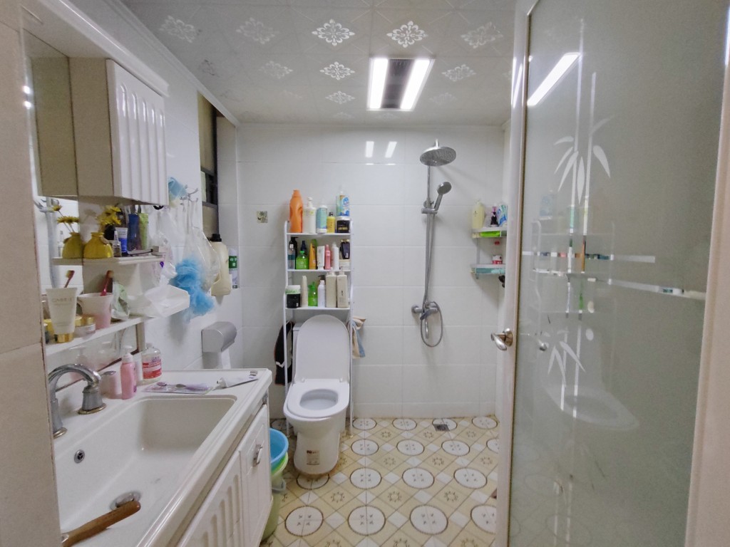 泰山公馆  2室2厅2卫    80.0万客厅