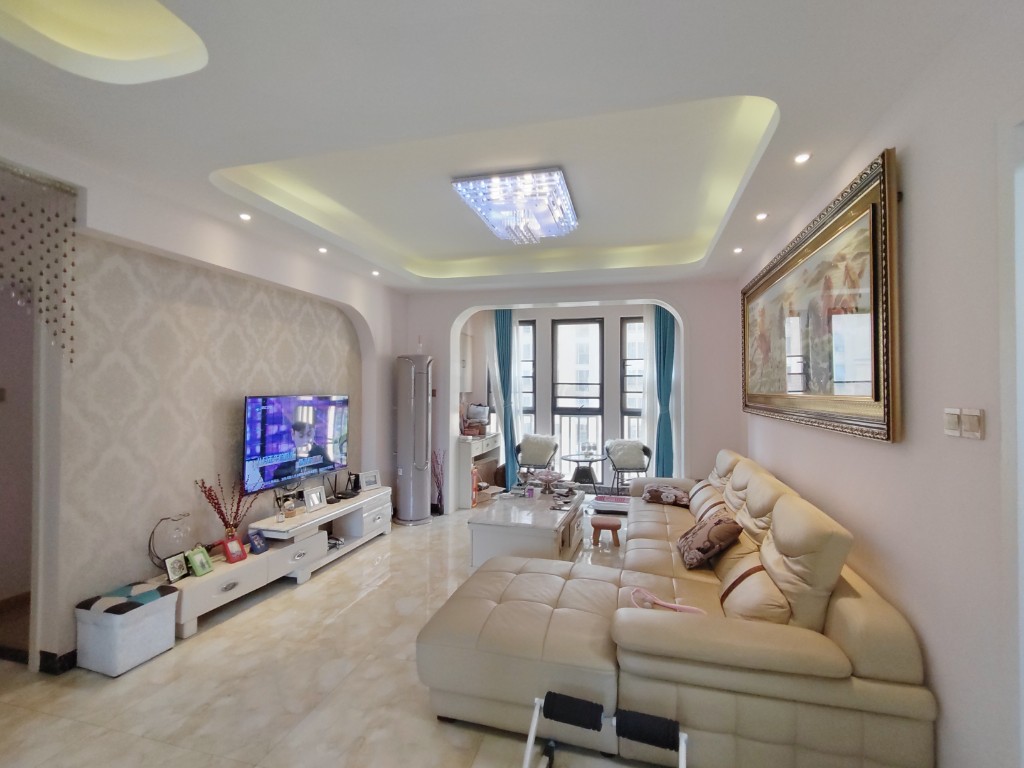 泰山公馆 2室2厅2卫 80.0万 泰山公馆 2室2厅2卫 80.0万客厅