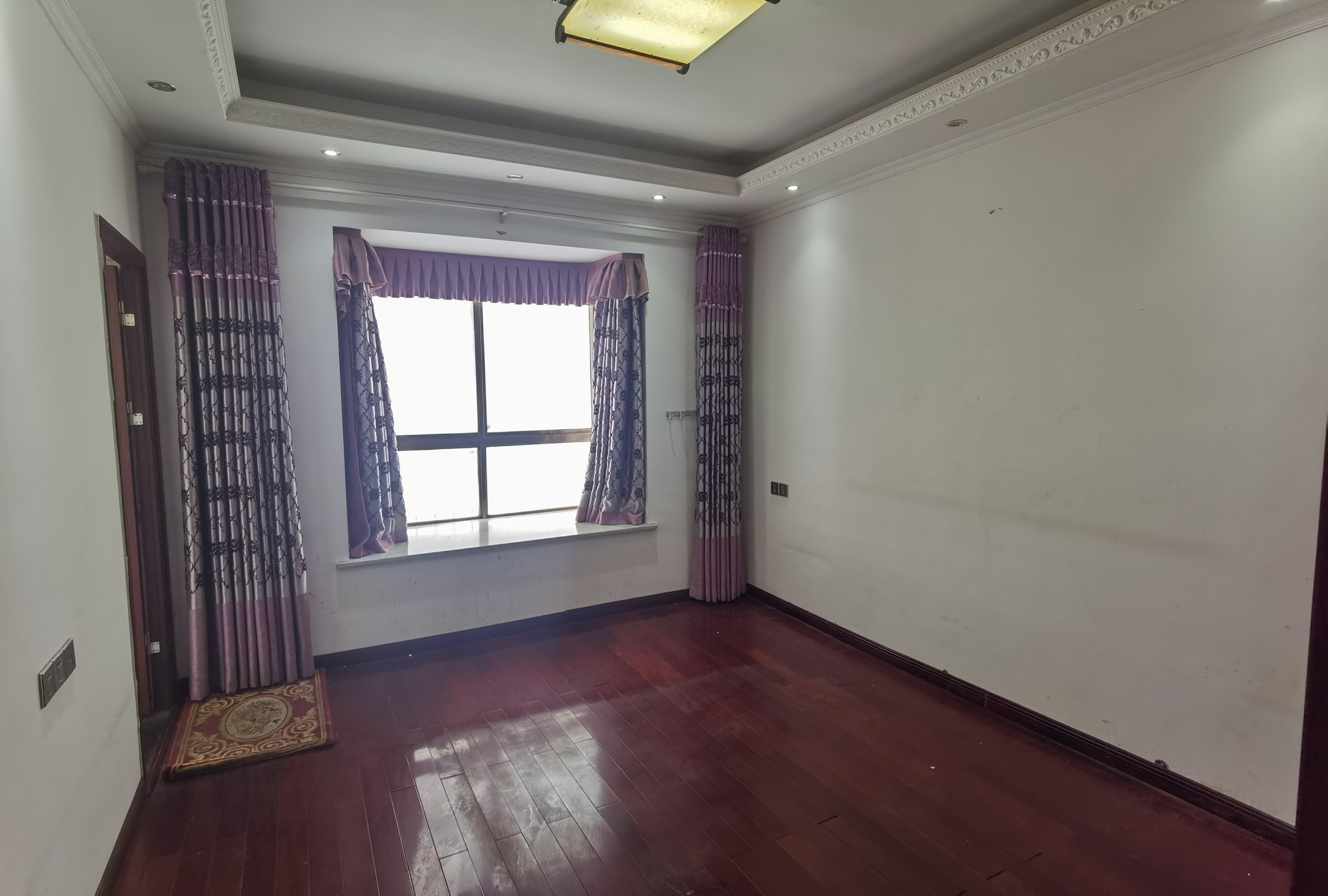 碧玉花园  6室2厅3卫    60.8万 碧玉花园  6室2厅3卫    60.8万客厅