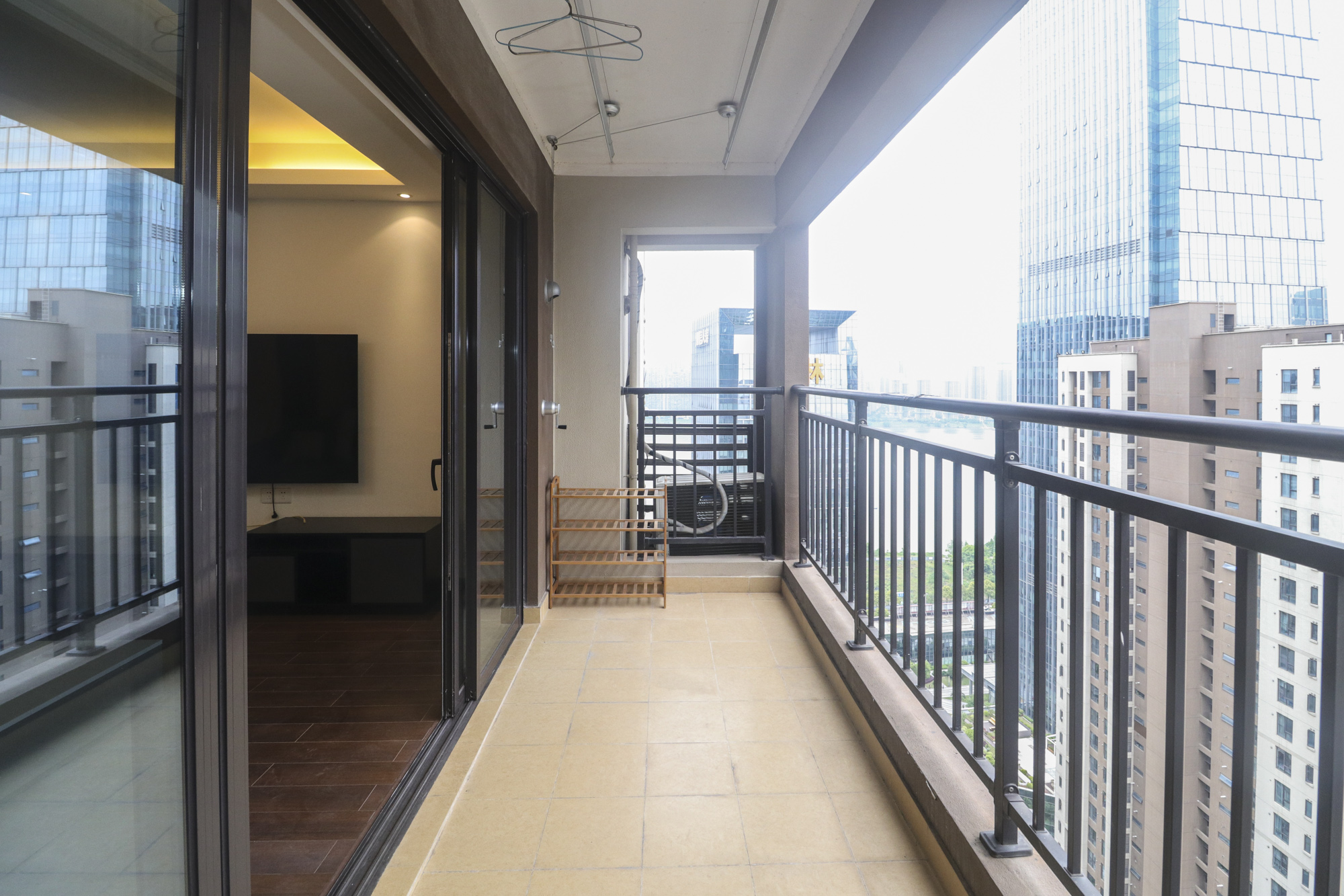 万科里金域滨江  4室2厅1卫    310.0万阳台