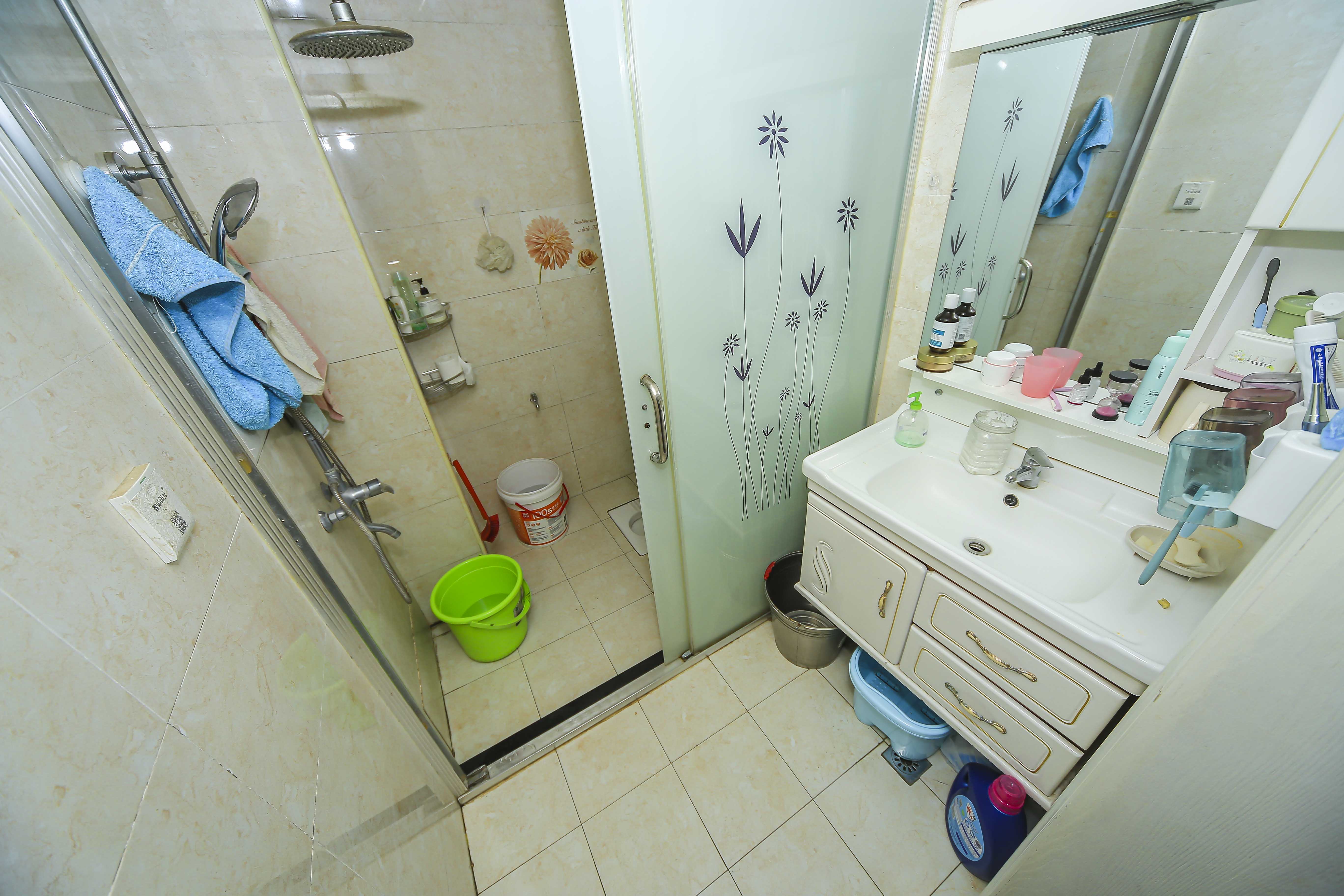 洋湖时代  3室2厅1卫    99.9万卫生间