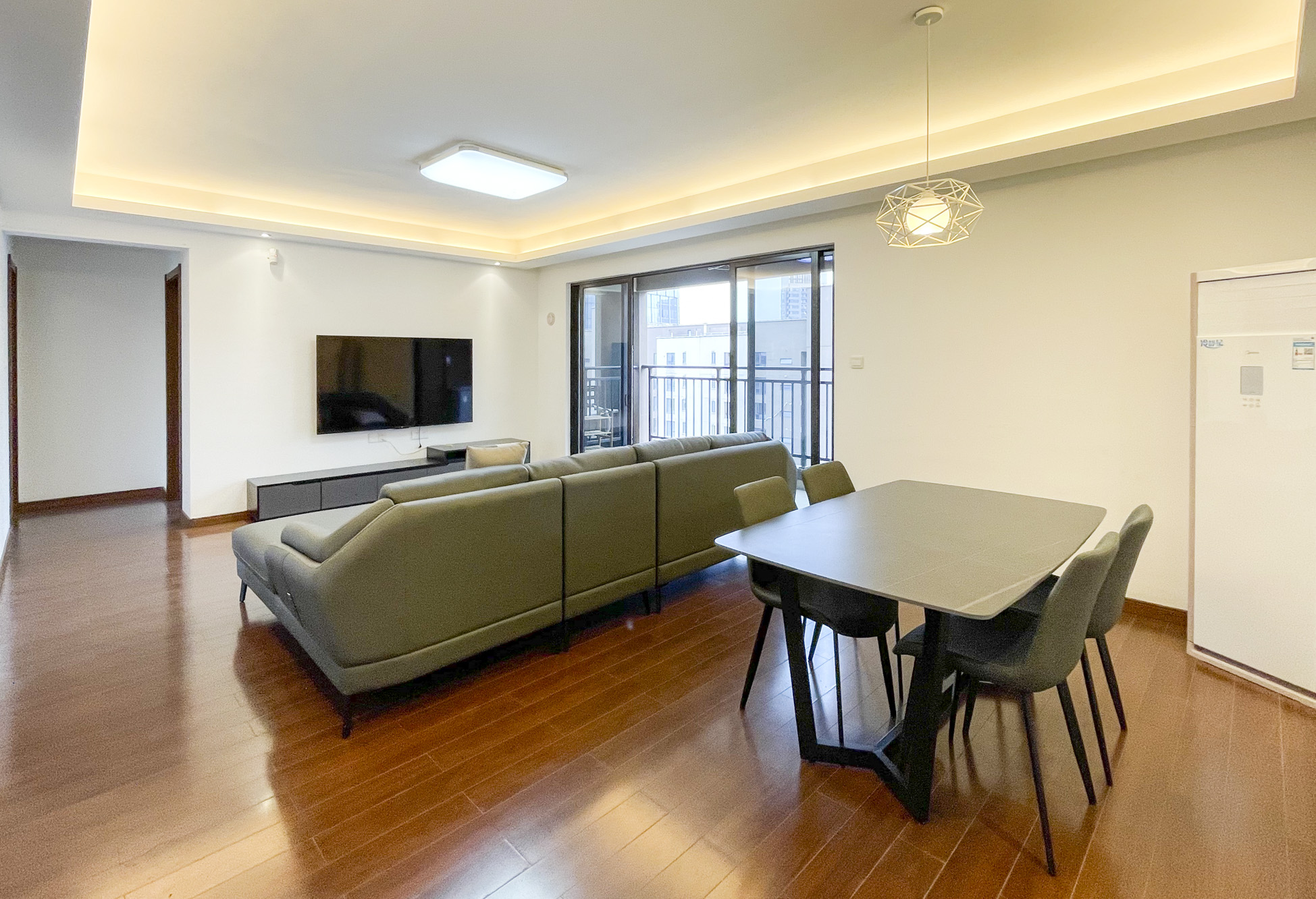 万科里金域滨江  4室2厅1卫    310.0万客厅