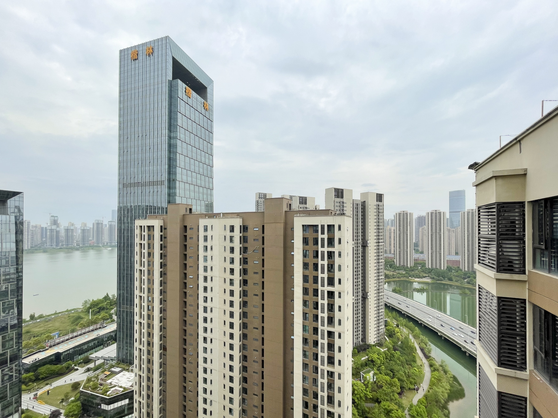 万科里金域滨江  4室2厅1卫    310.0万阳台