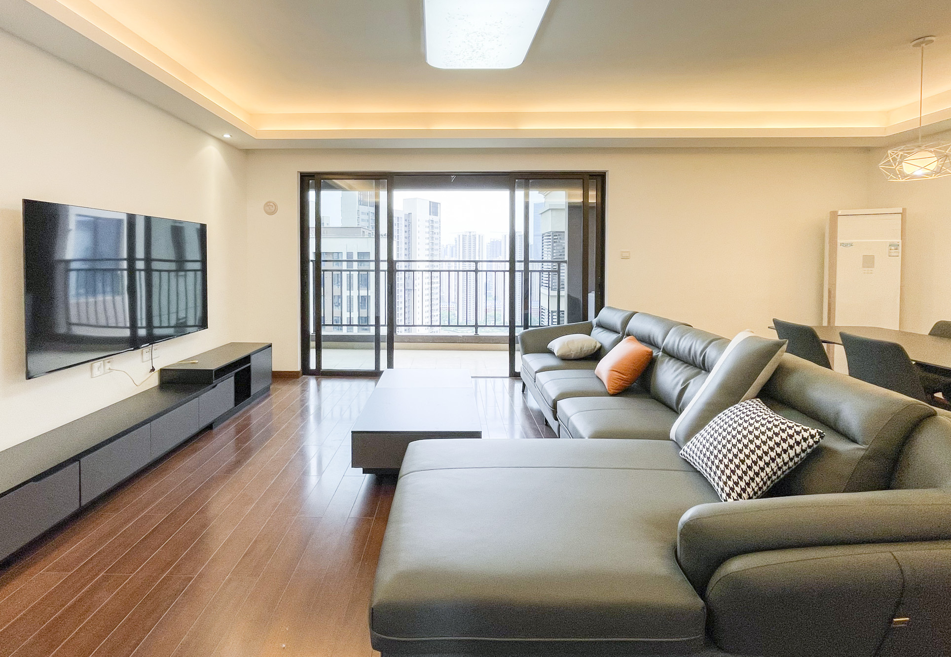 万科里金域滨江  4室2厅1卫    310.0万客厅