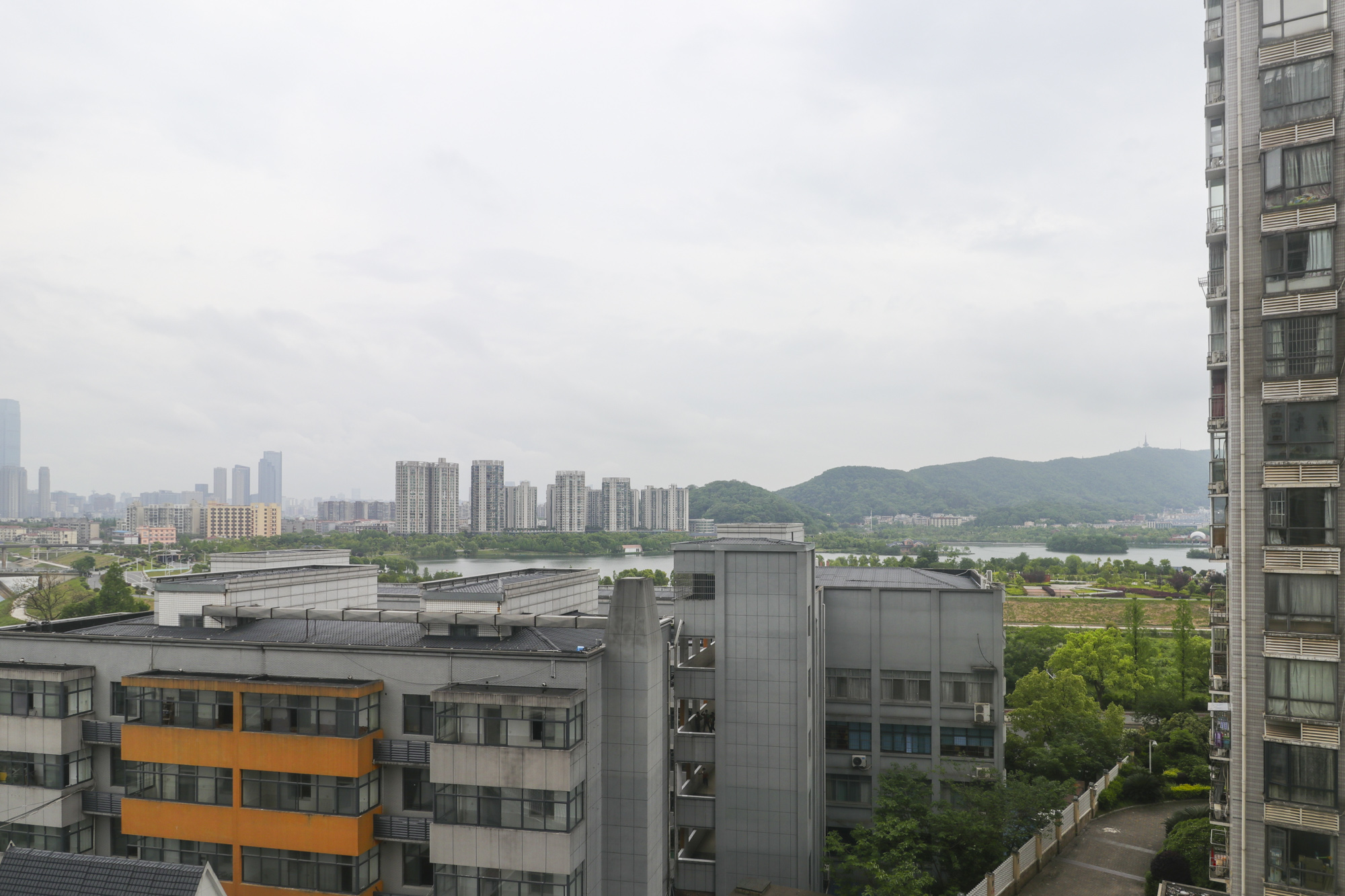 长房西城湾  3室2厅2卫    165.8万阳台