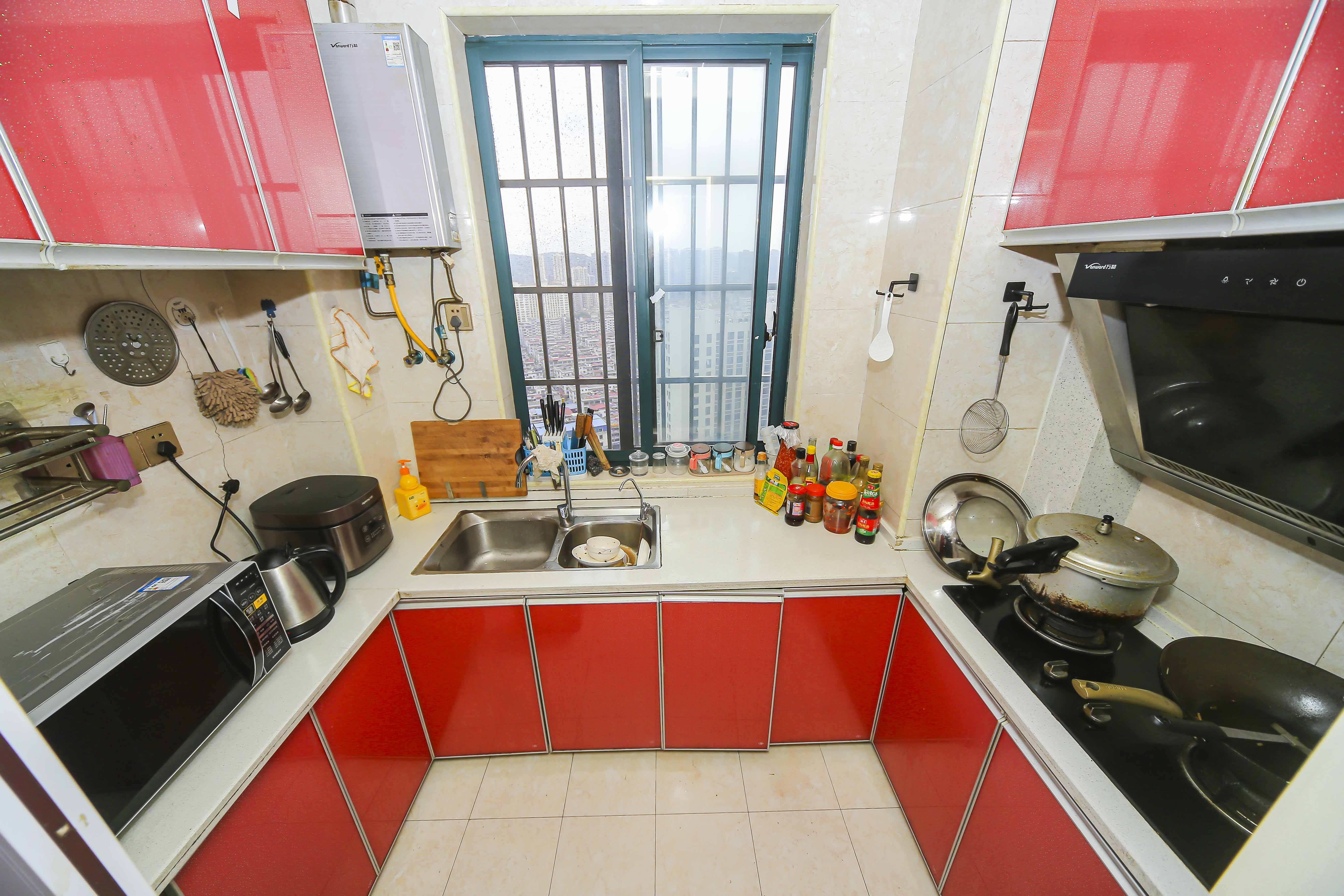 洋湖时代  3室2厅1卫    99.9万厨房