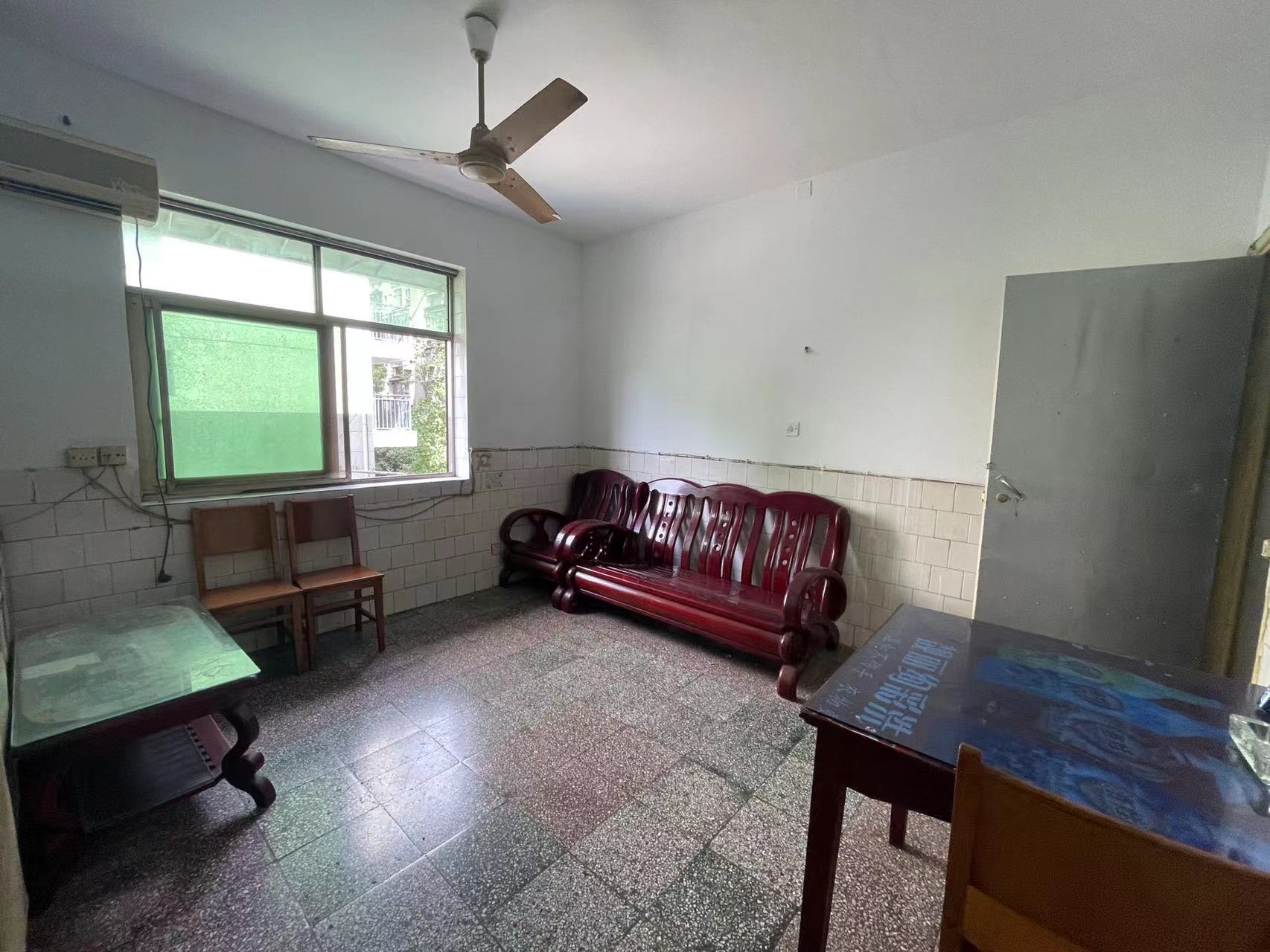 贺家土纺织路散盘  2室1厅1卫    25.0万 贺家土纺织路散盘  2室1厅1卫    25.0万客厅