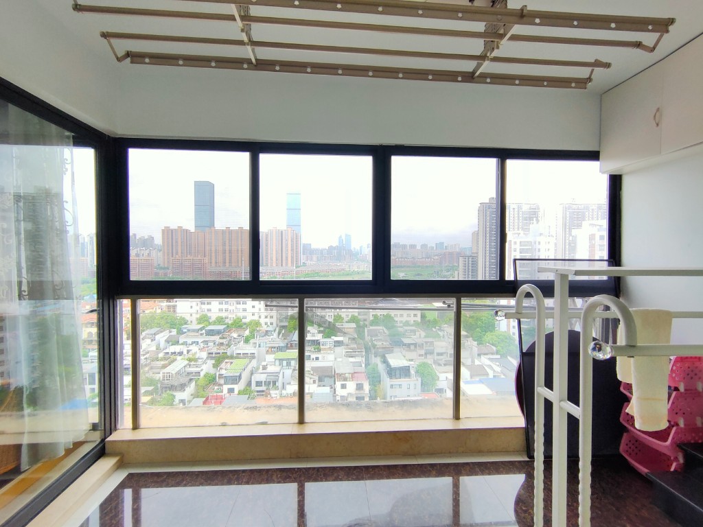 西街花园  4室2厅3卫   260.00万阳台