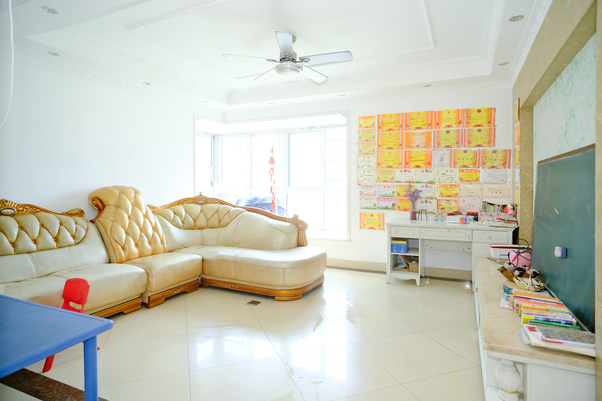 红树湾  4室2厅2卫    138.0万客厅