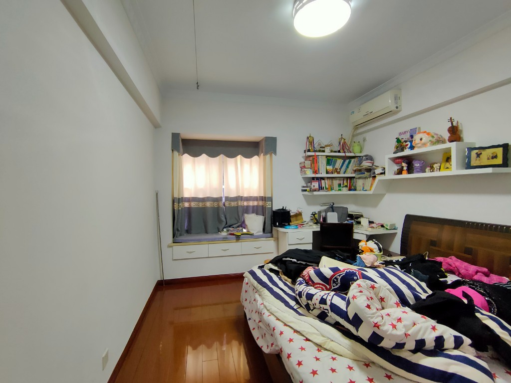 西街花园  4室2厅3卫   260.00万卧室