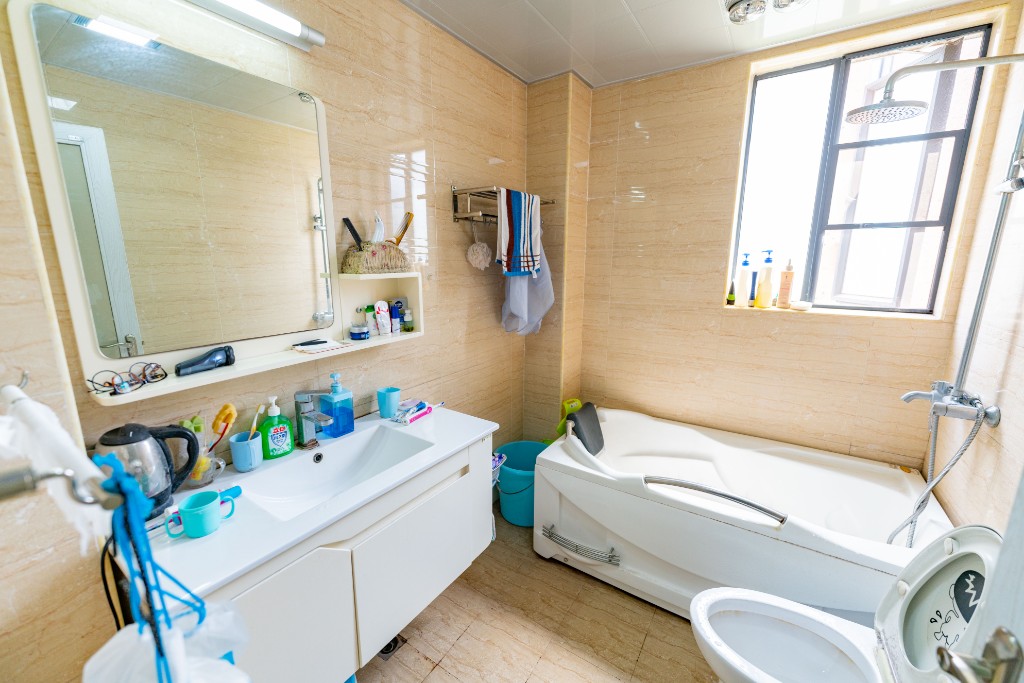 湘府名邸（同力家园）  4室2厅2卫    128.0万卫生间