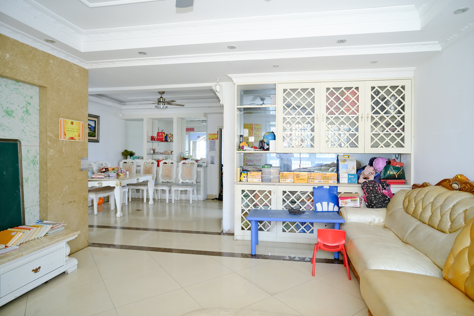 红树湾  4室2厅2卫    138.0万客厅