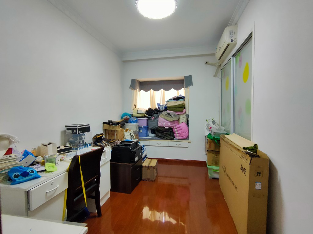 西街花园  4室2厅3卫   260.00万卧室