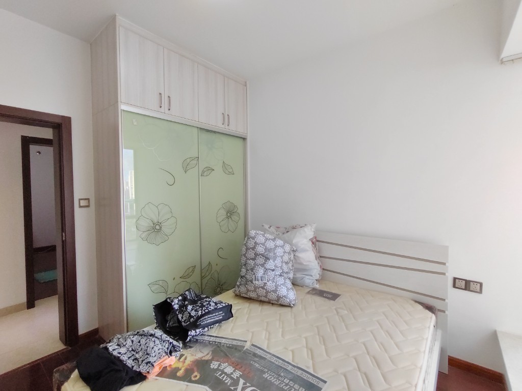 华晨御园 4室2厅2卫 160.0万 华晨御园 4室2厅2卫 160.0万客厅