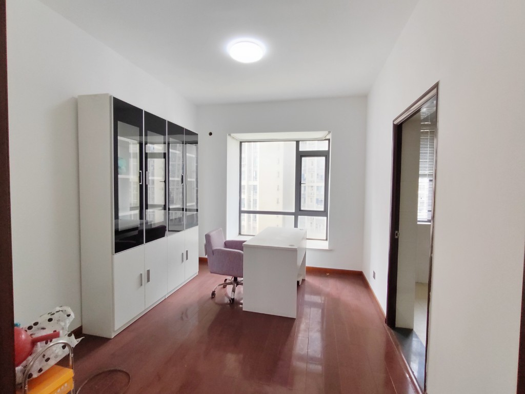 华晨御园 4室2厅2卫 160.0万 华晨御园 4室2厅2卫 160.0万客厅