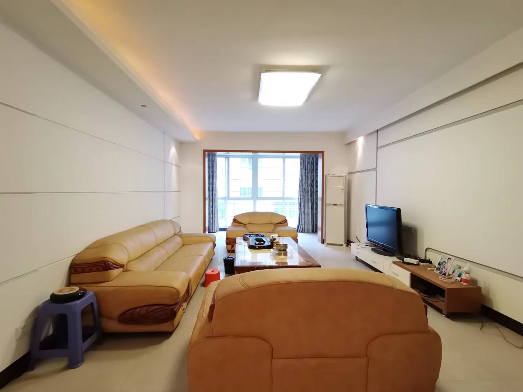 江岸人家 3室2厅2卫 65.0万 江岸人家 3室2厅2卫 65.0万客厅