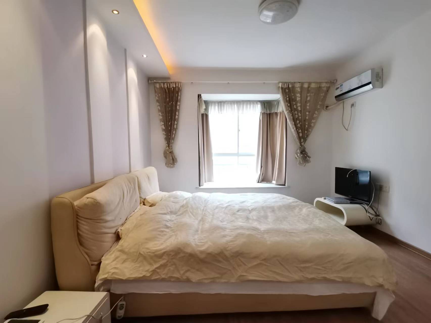 江岸人家 3室2厅2卫 65.0万 江岸人家 3室2厅2卫 65.0万客厅