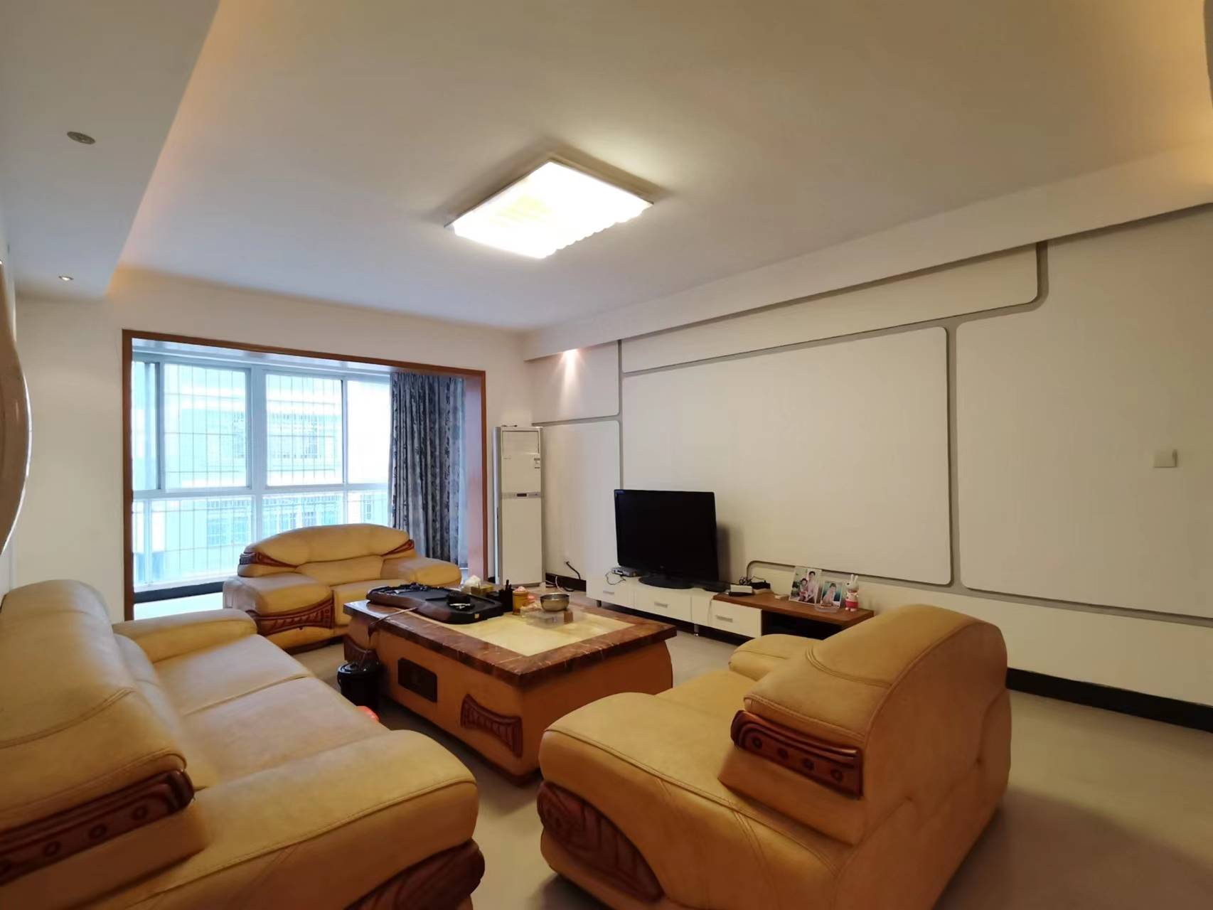 江岸人家 3室2厅2卫 65.0万 江岸人家 3室2厅2卫 65.0万客厅