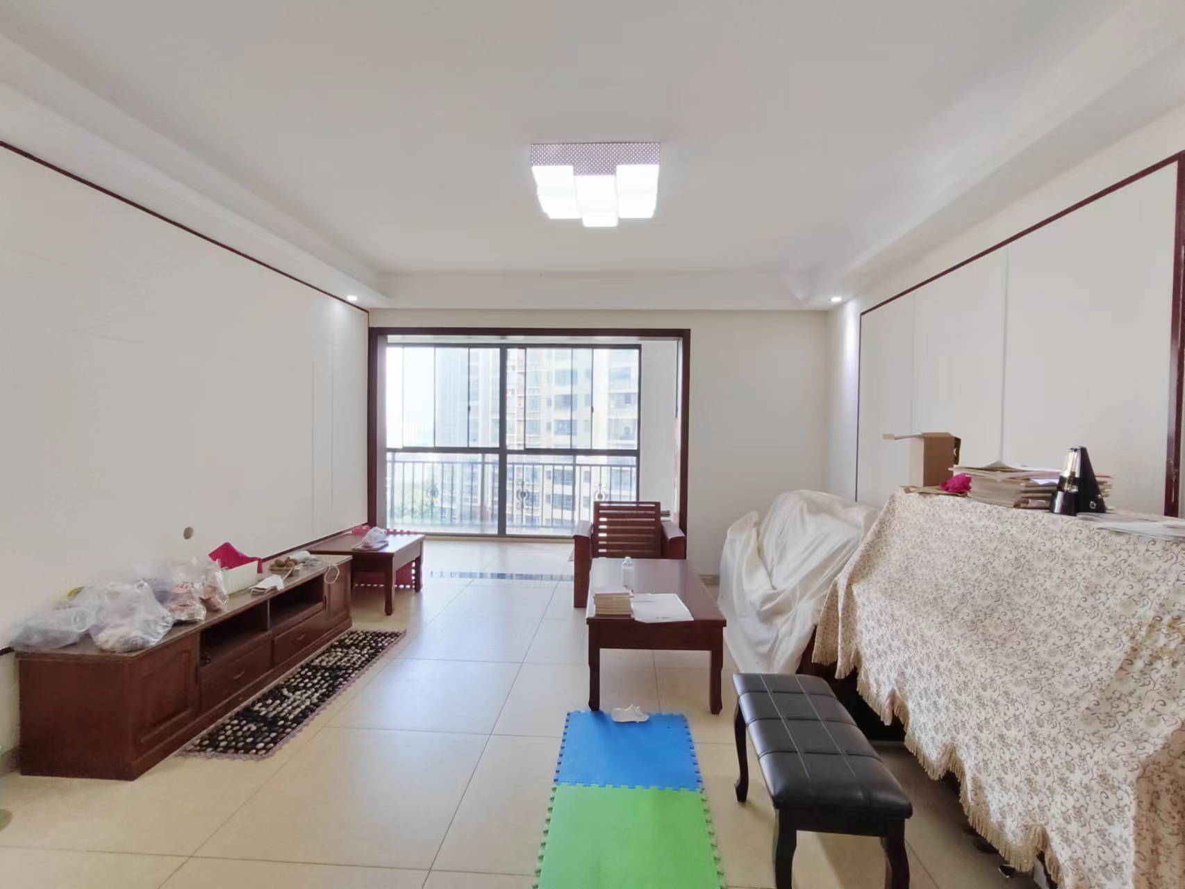 华晨御园 4室2厅2卫 160.0万 华晨御园 4室2厅2卫 160.0万客厅