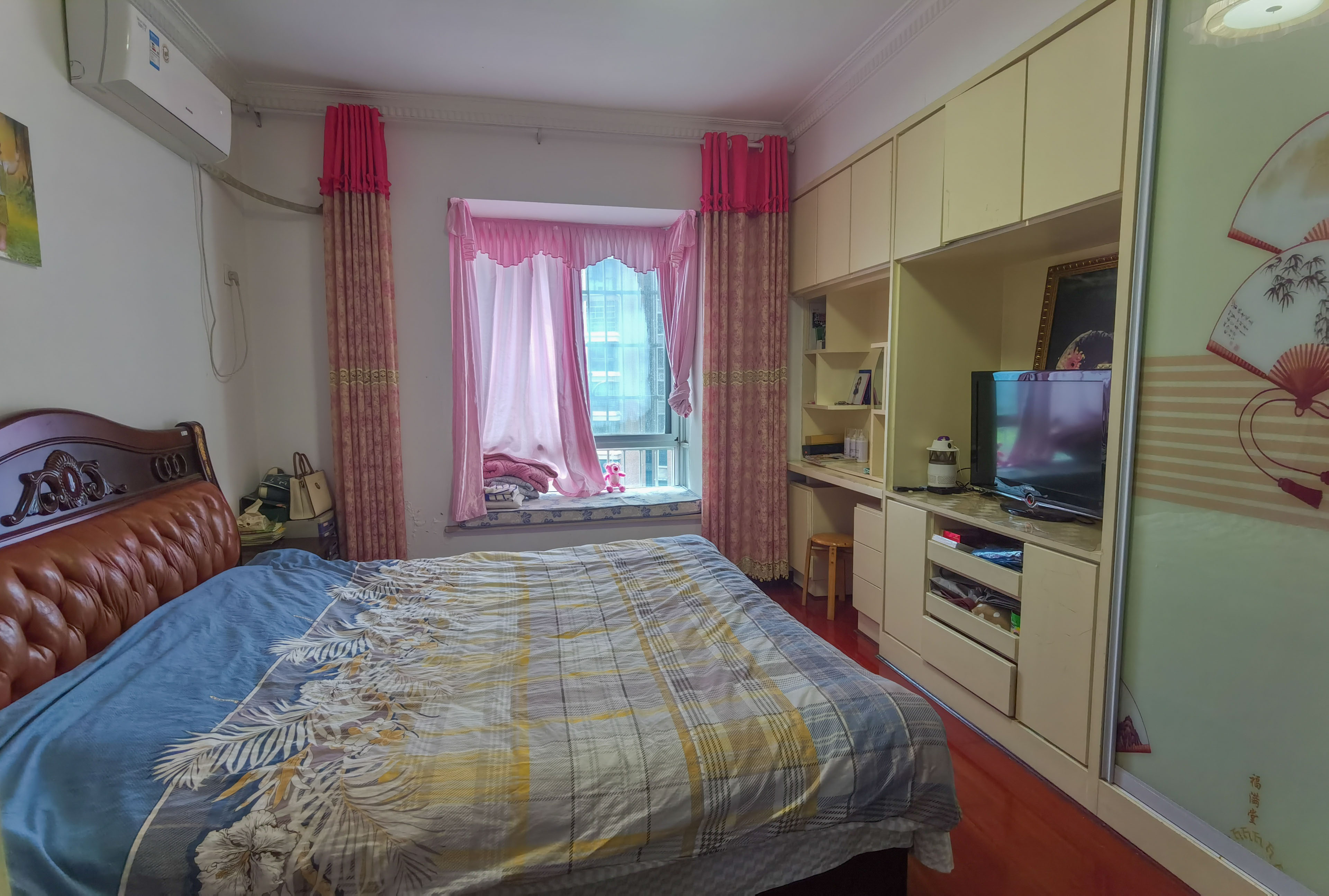 天鹅花园 4室2厅2卫 46.8万 天鹅花园 4室2厅2卫 46.8万客厅