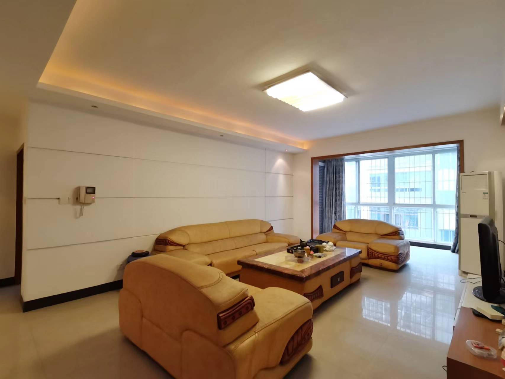 江岸人家 3室2厅2卫 65.0万 江岸人家 3室2厅2卫 65.0万客厅