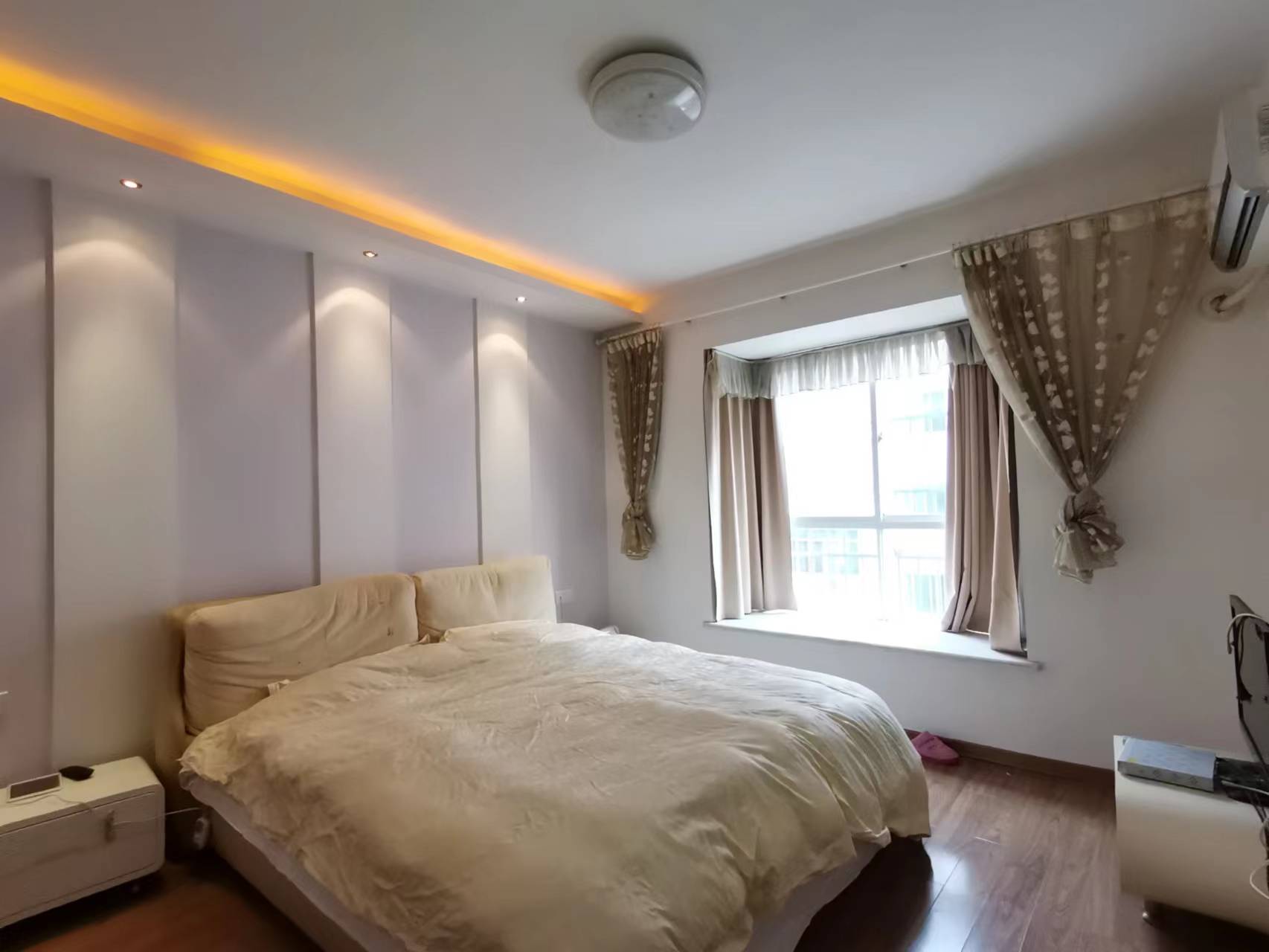 江岸人家 3室2厅2卫 65.0万 江岸人家 3室2厅2卫 65.0万客厅