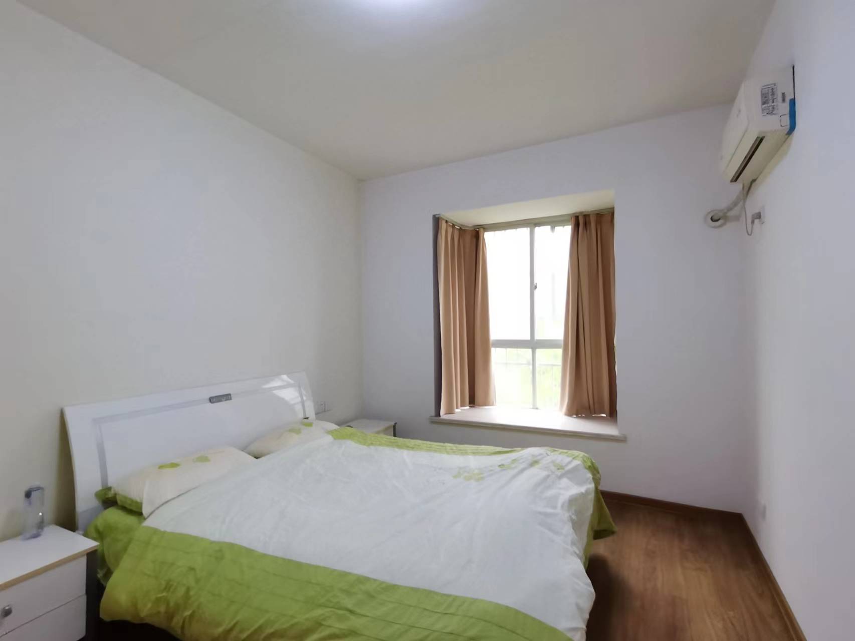 江岸人家 3室2厅2卫 65.0万 江岸人家 3室2厅2卫 65.0万客厅