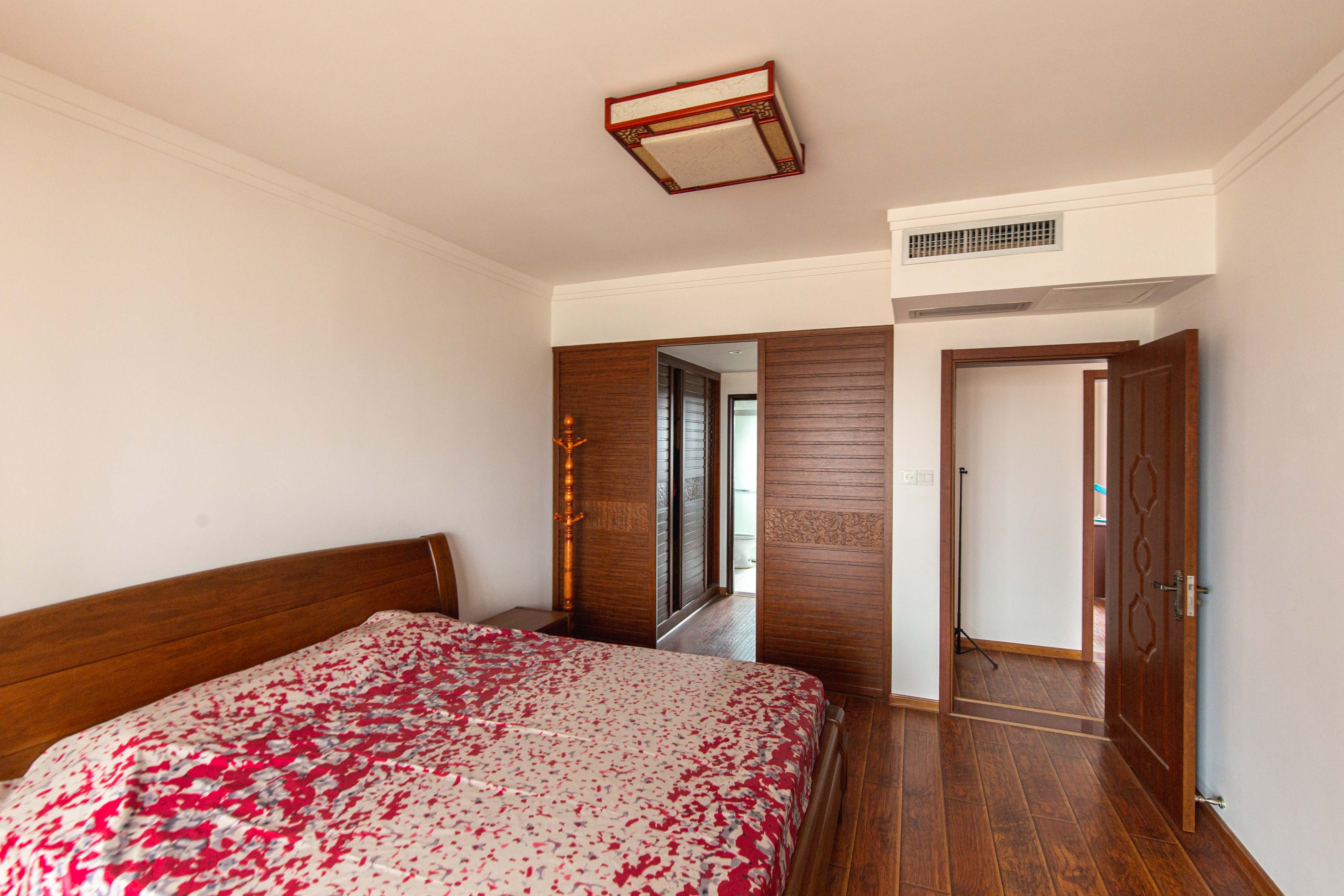 香樟鑫都  3室2厅2卫    145.0万卧室