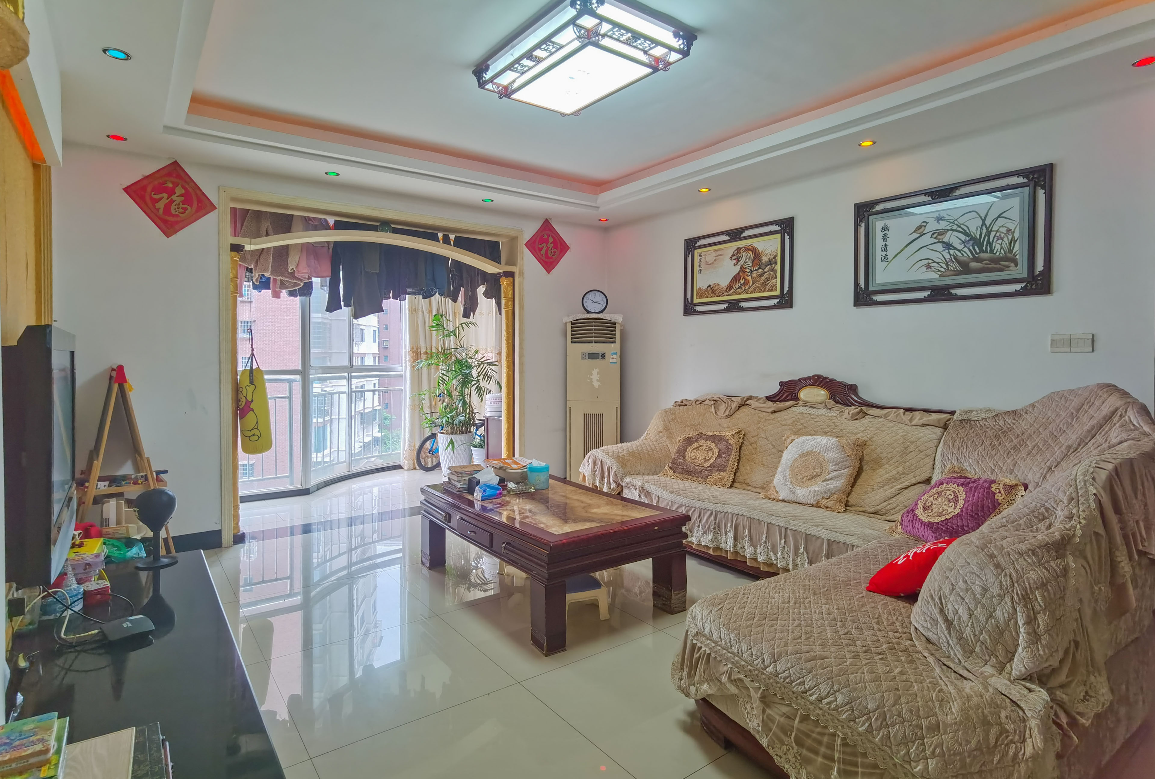 天鹅花园 4室2厅2卫 46.8万 天鹅花园 4室2厅2卫 46.8万客厅