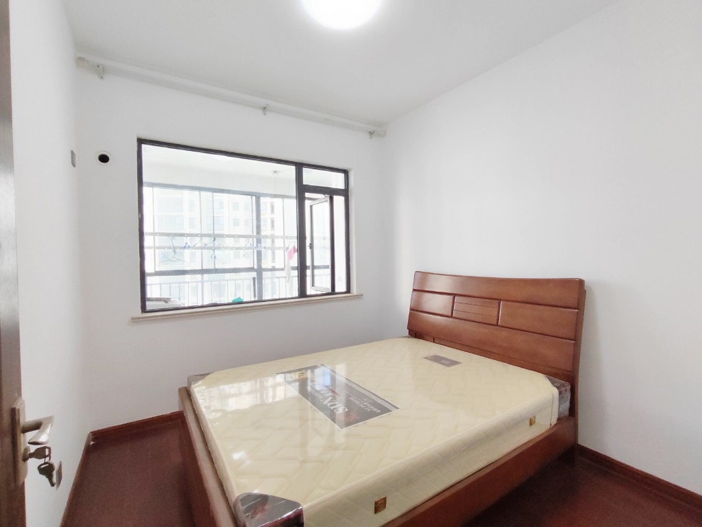 华晨御园 4室2厅2卫 160.0万 华晨御园 4室2厅2卫 160.0万客厅