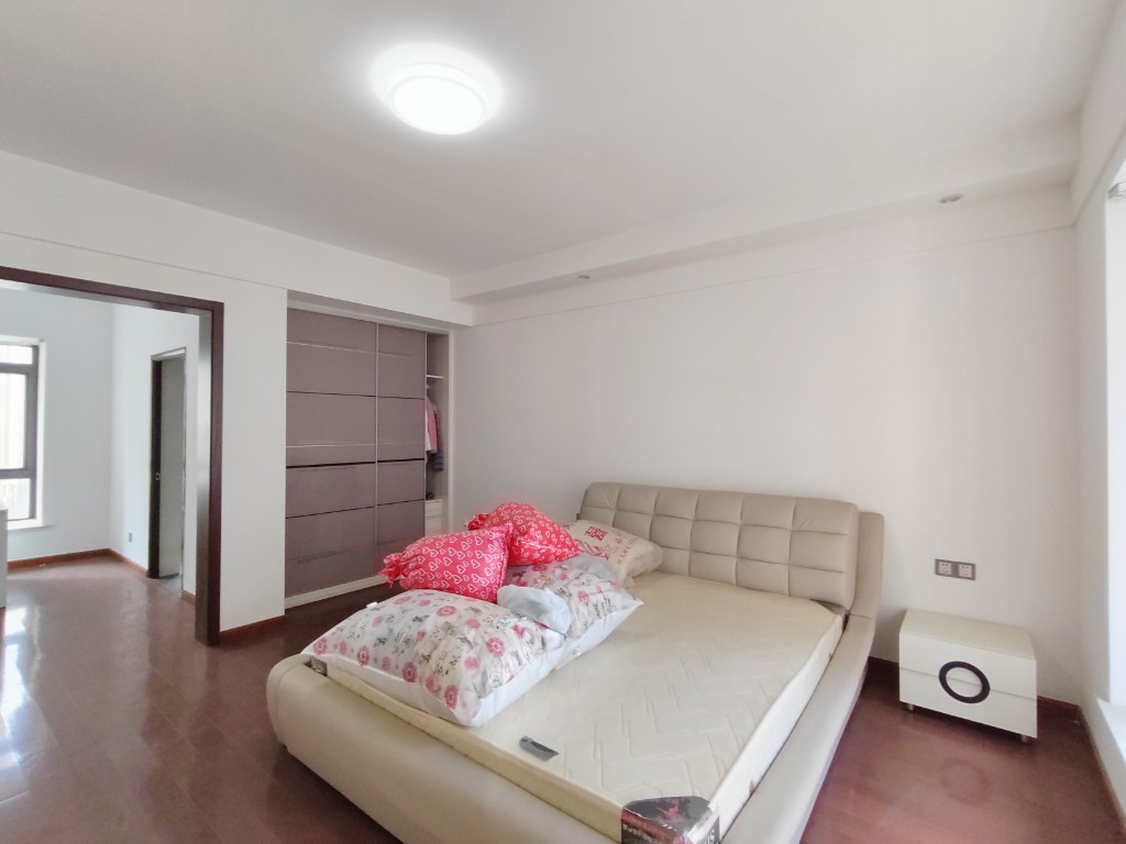 华晨御园 4室2厅2卫 160.0万 华晨御园 4室2厅2卫 160.0万客厅