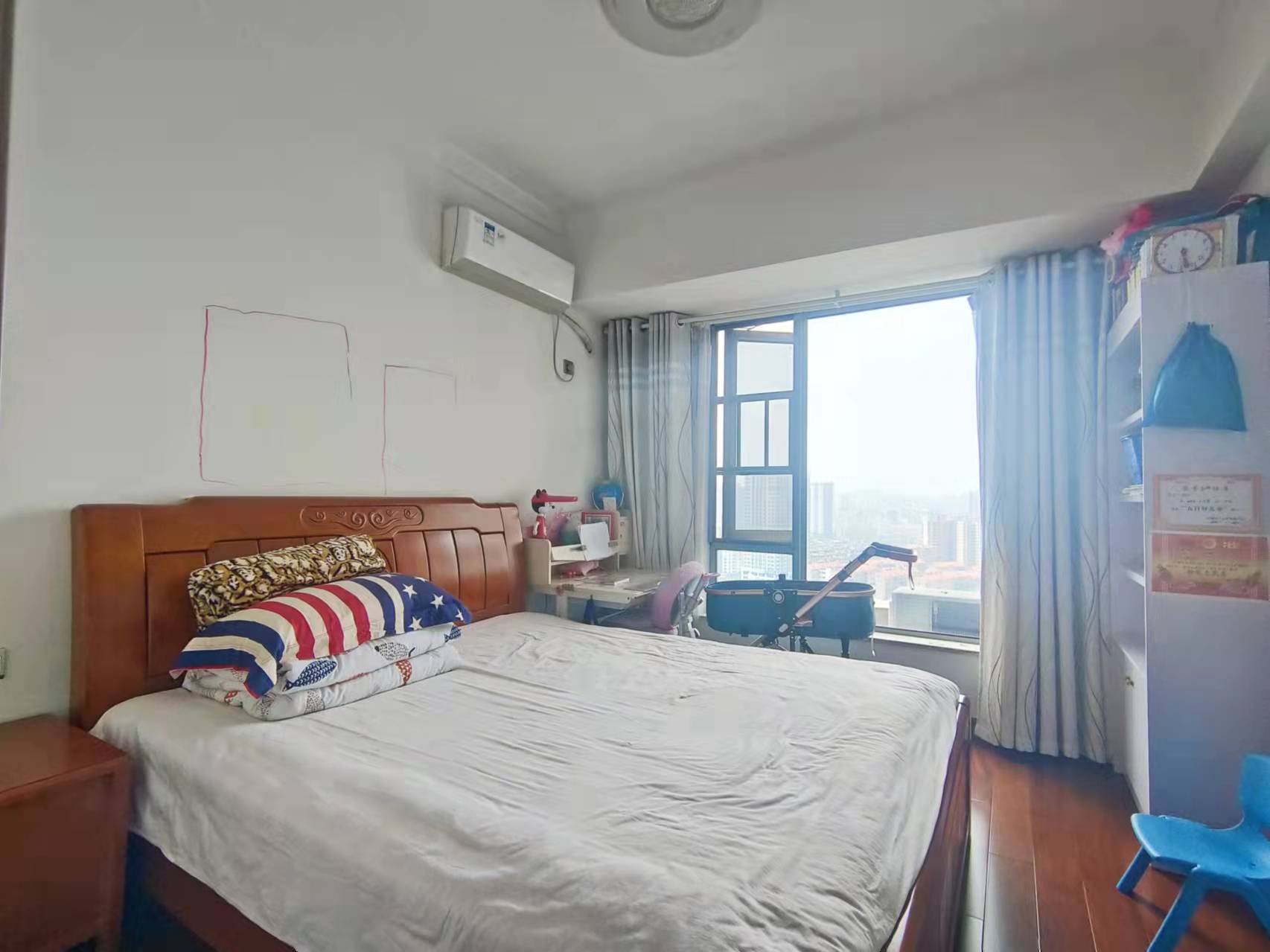 丽景滨江 3室2厅2卫 84.6万 丽景滨江 3室2厅2卫 84.6万客厅